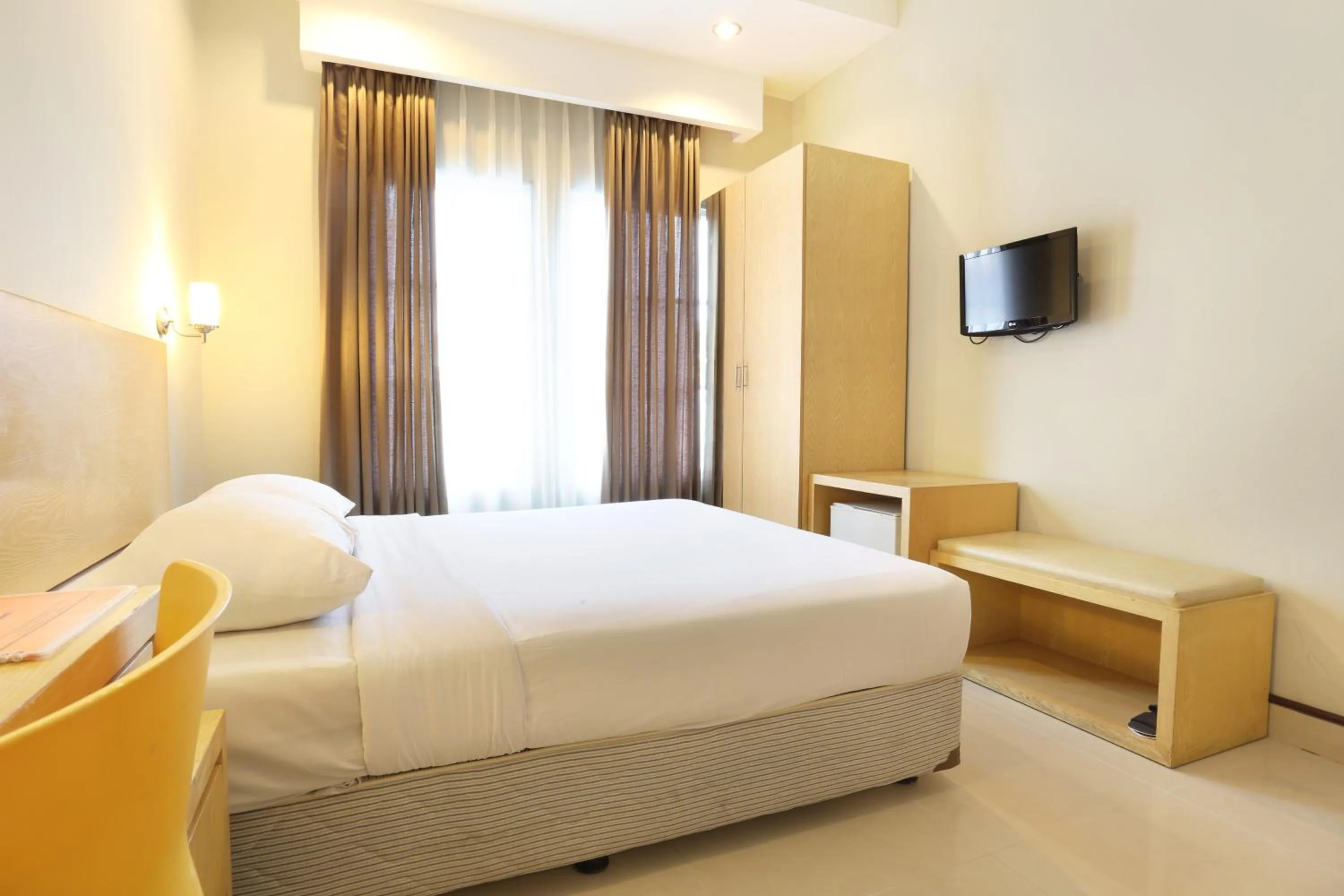 Bedroom, Bed in Triniti Hotel Batam