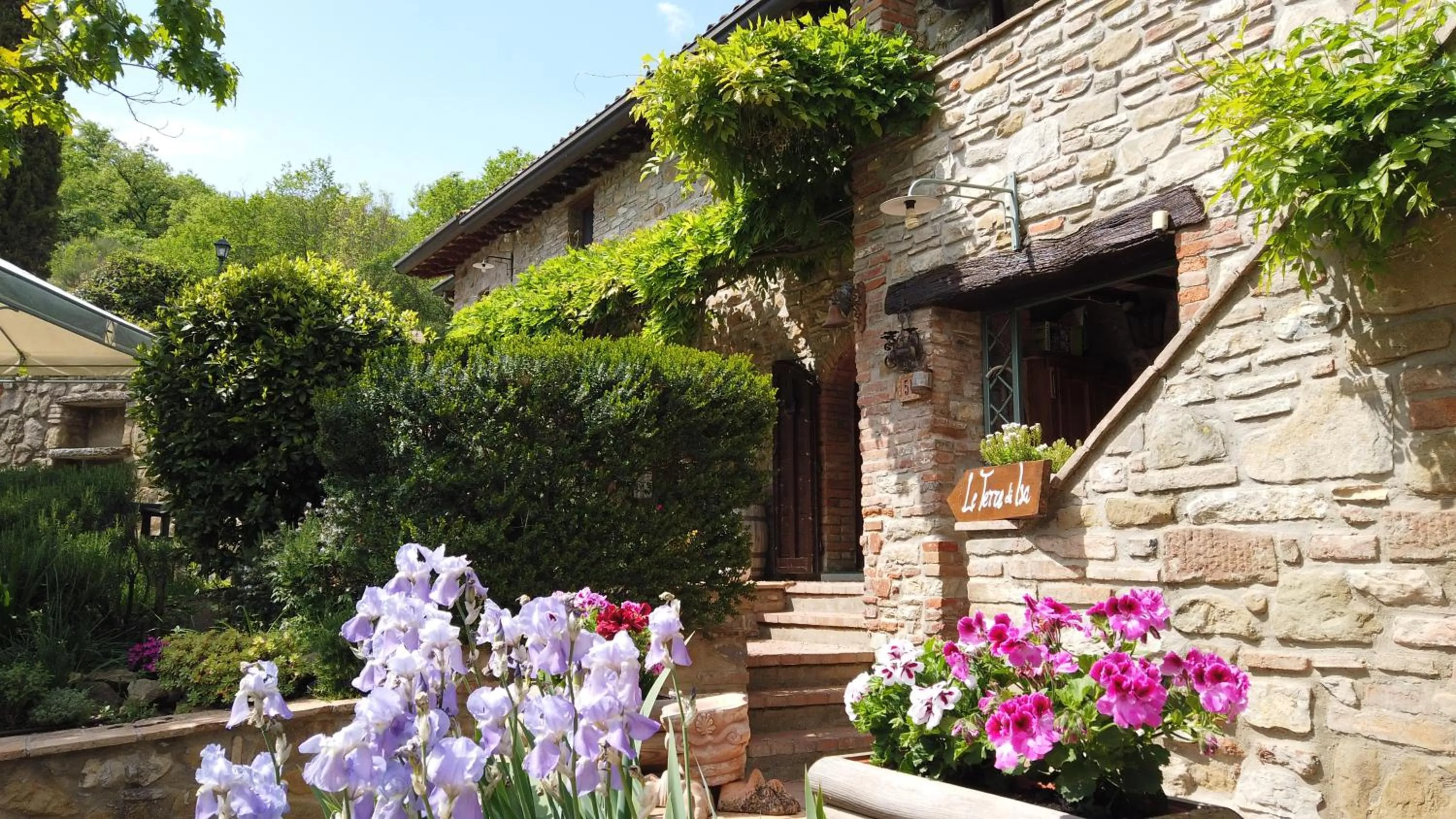 Facade/entrance in Le Terre Di Isa
