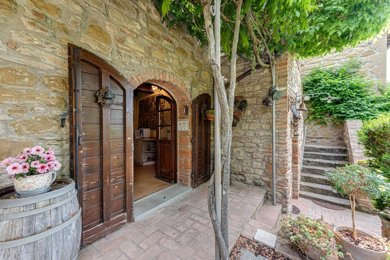 Property building in Le Terre Di Isa