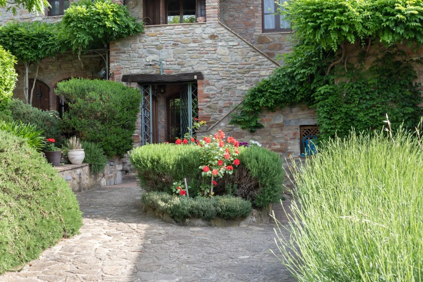 Property building in Le Terre Di Isa