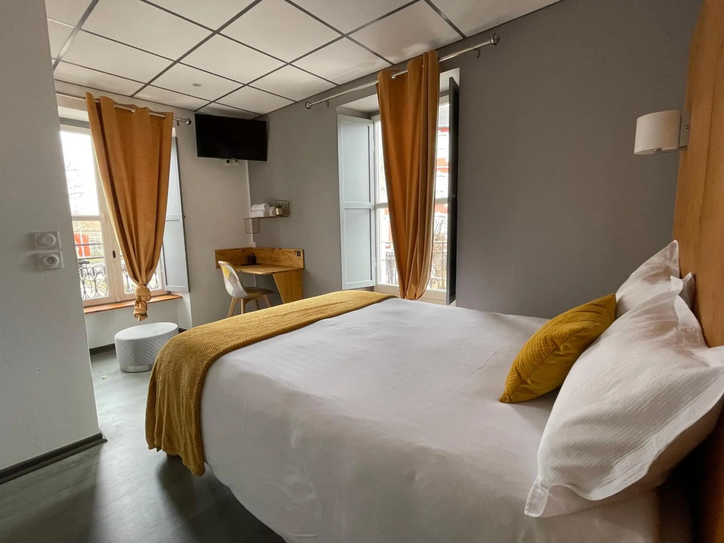 Comfort Triple Room with Shower in Le Central Hôtel-Bar Comfort Triple Room with Shower in Le Central Hôtel-Bar