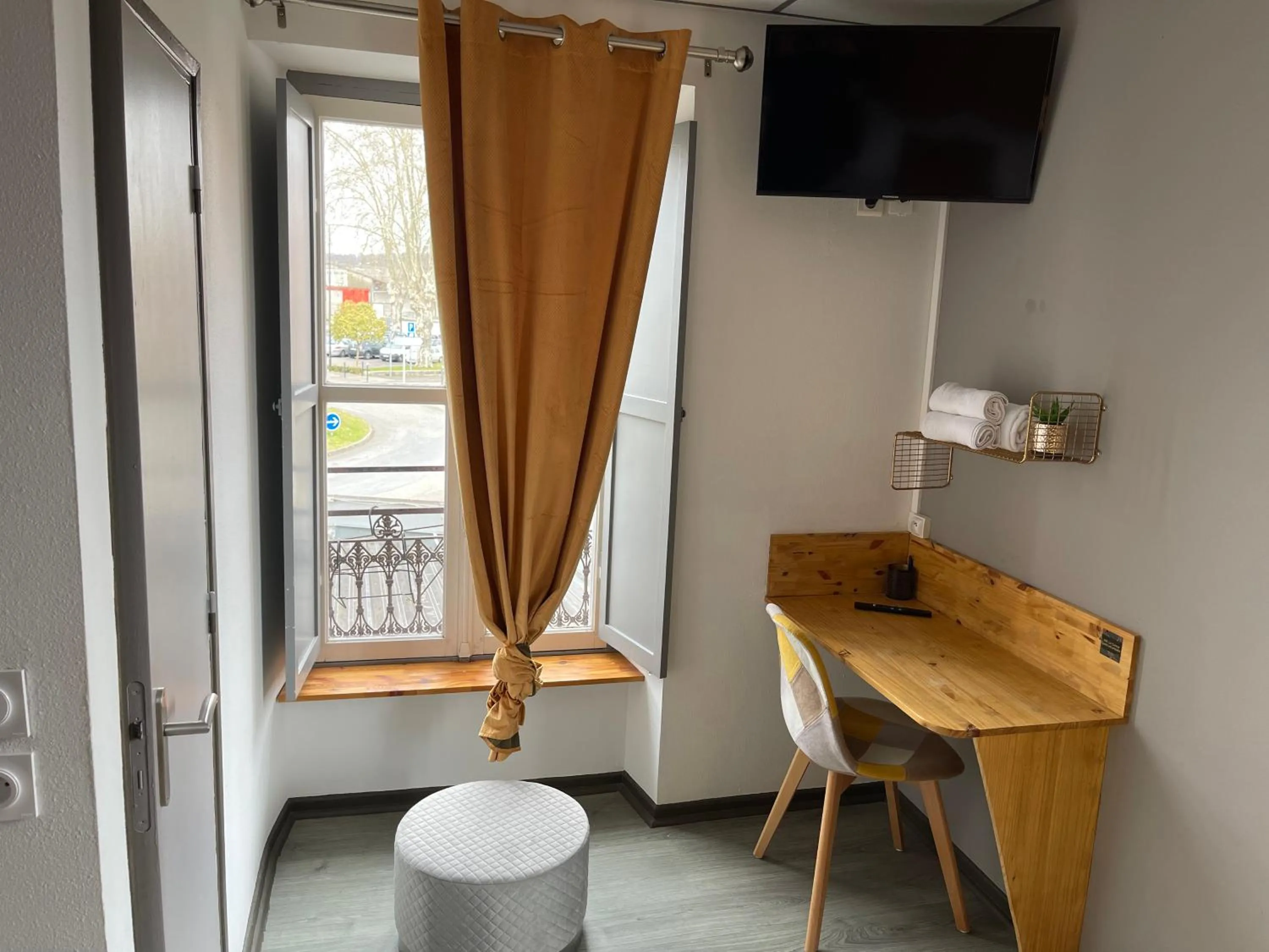 Seating area in Le Central Hôtel-Bar