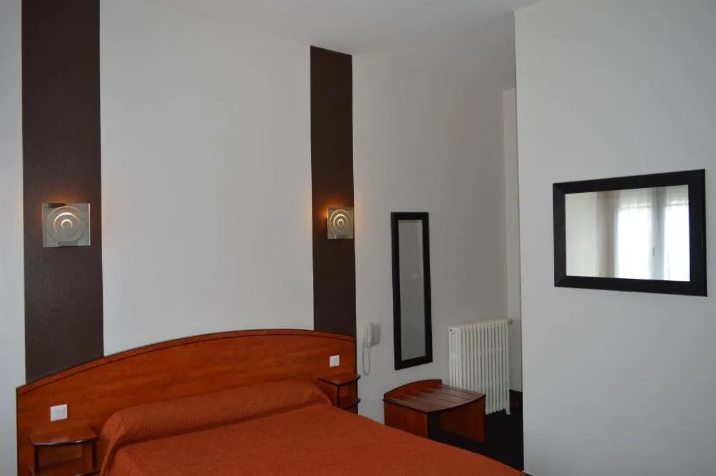 Bed in Le Central Hôtel-Bar