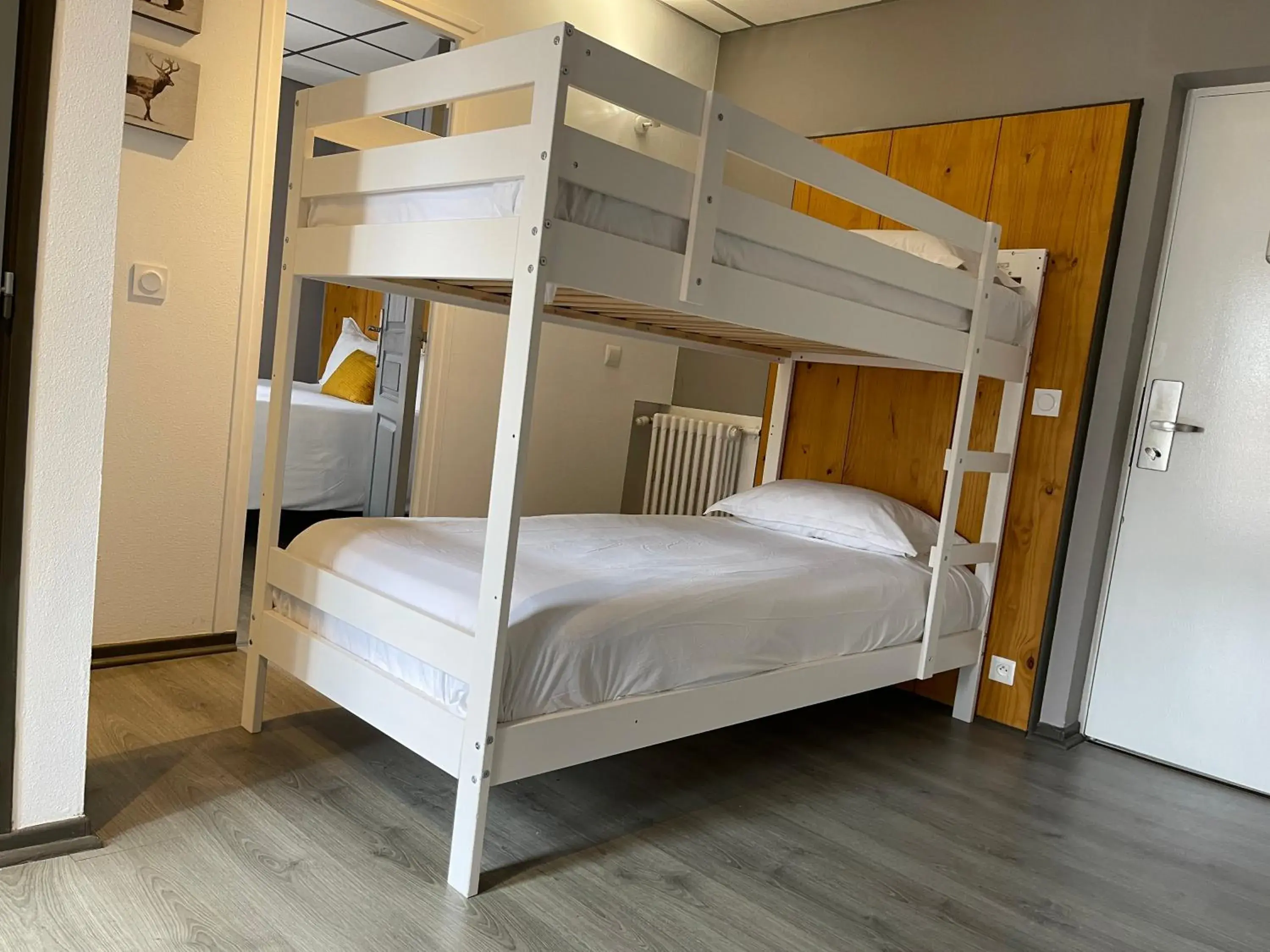 Comfort Triple Room with Shower in Le Central Hôtel-Bar Comfort Triple Room with Shower in Le Central Hôtel-Bar