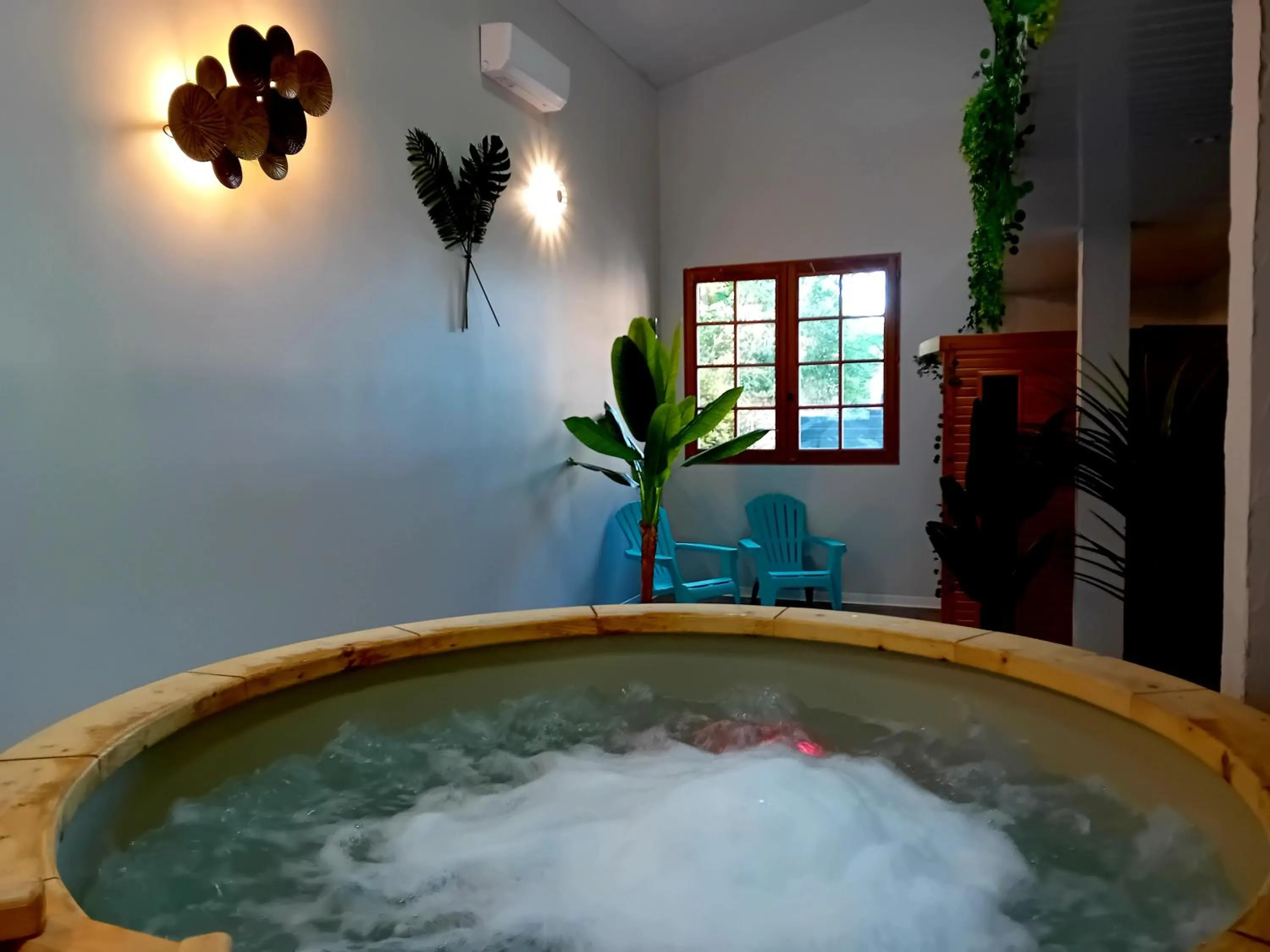 Hot Tub in Logis Domaine de Peyrolade