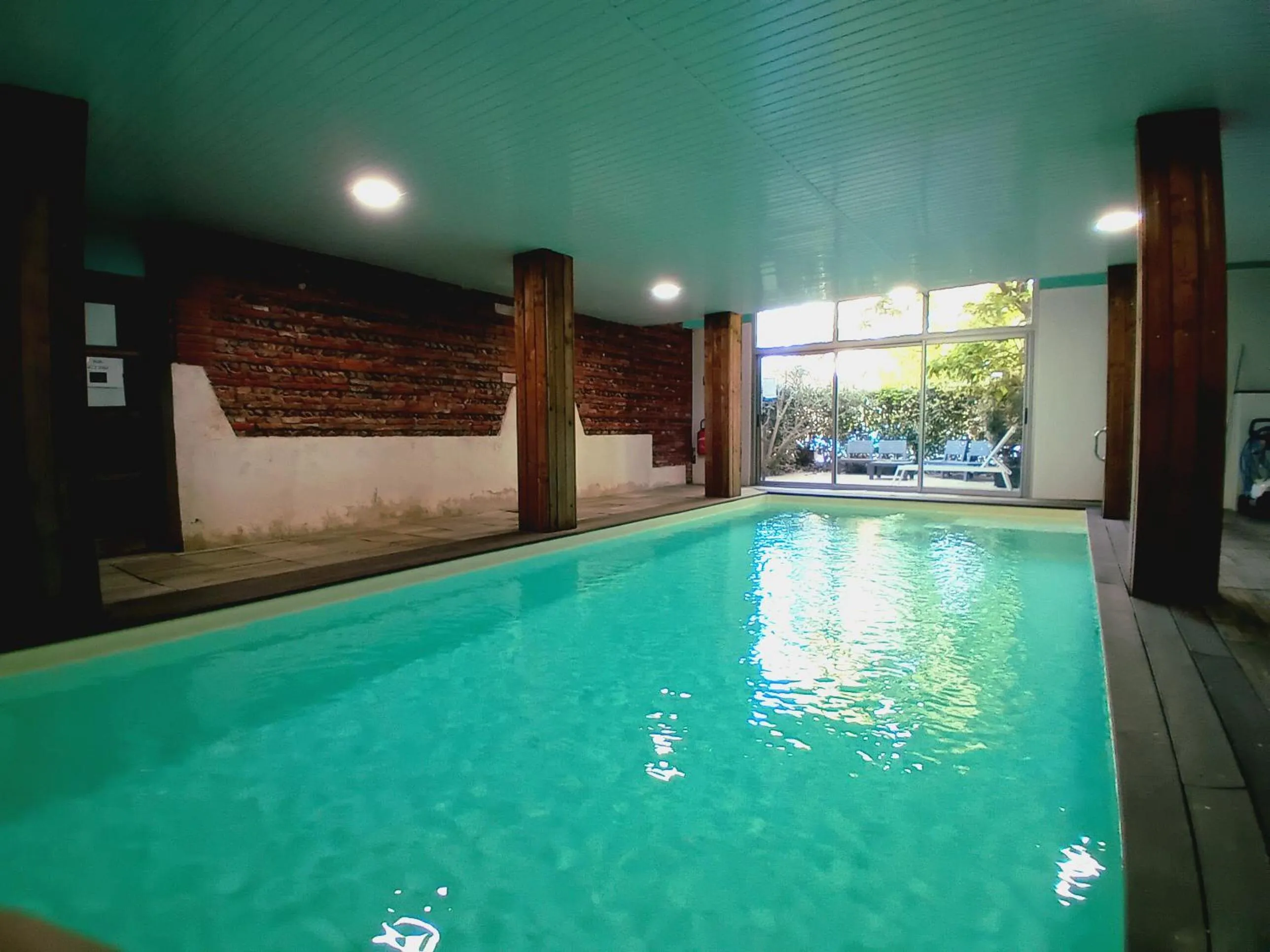 Hot Tub in Logis Domaine de Peyrolade