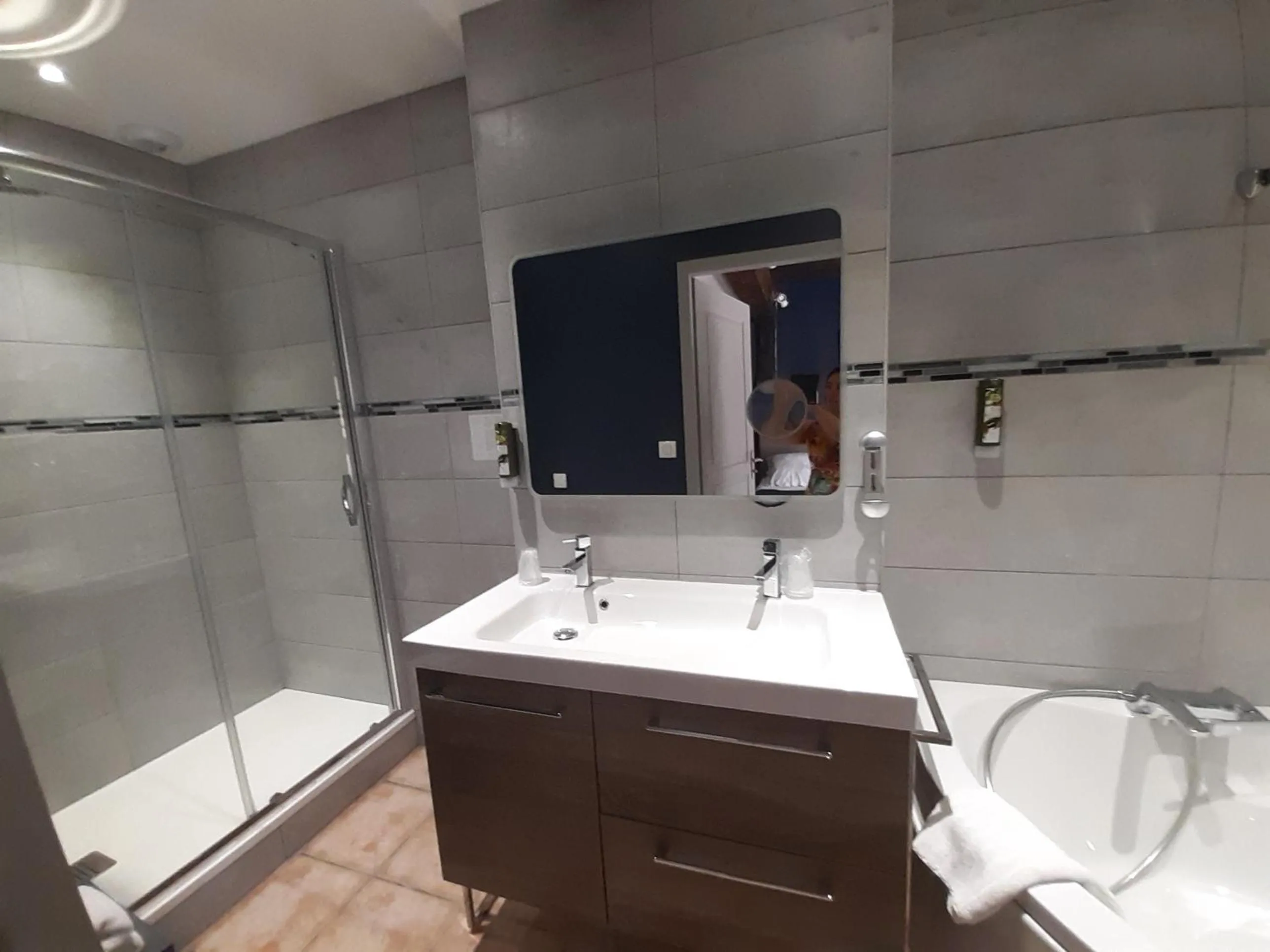 Bathroom in Logis Domaine de Peyrolade