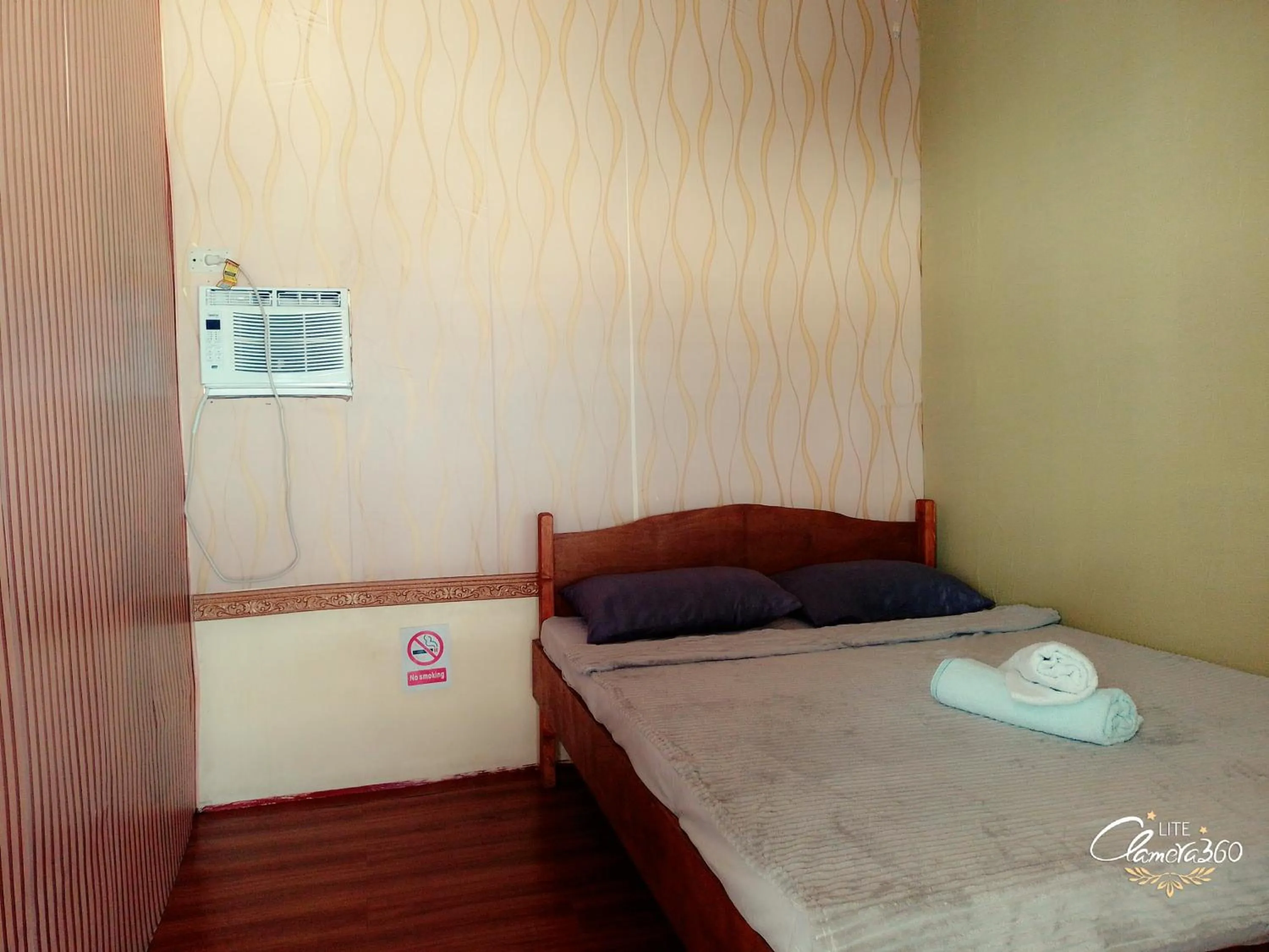 Bed in Angler's Hub & Resort Oslob