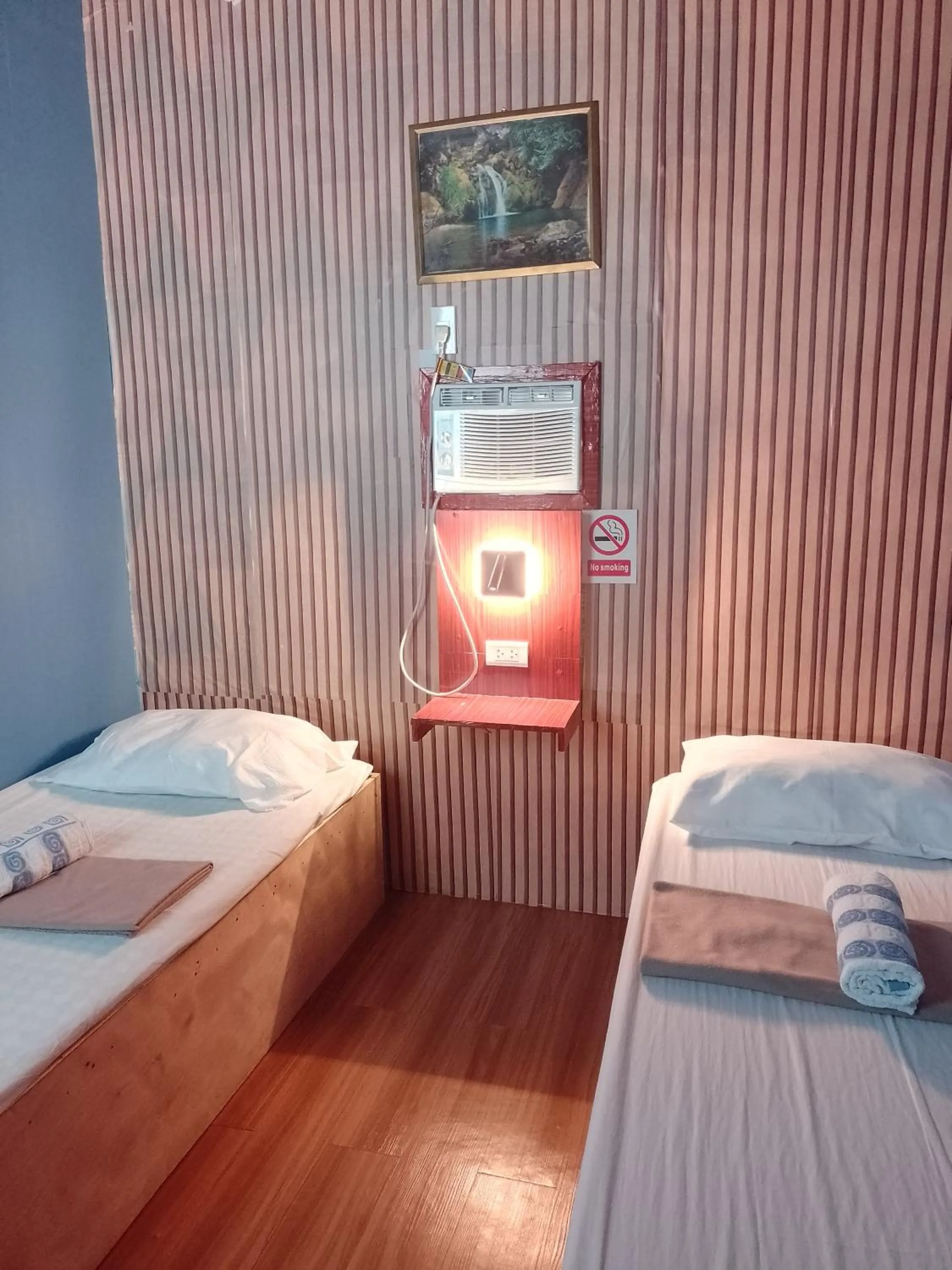 Bed in Angler's Hub & Resort Oslob