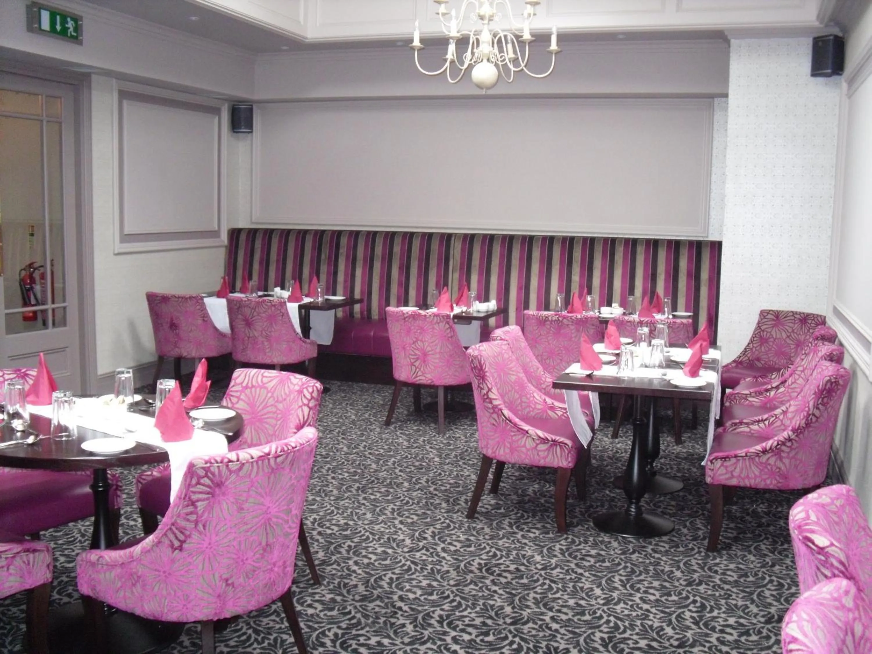 Restaurant/places to eat in The Horse and Hound Hotel