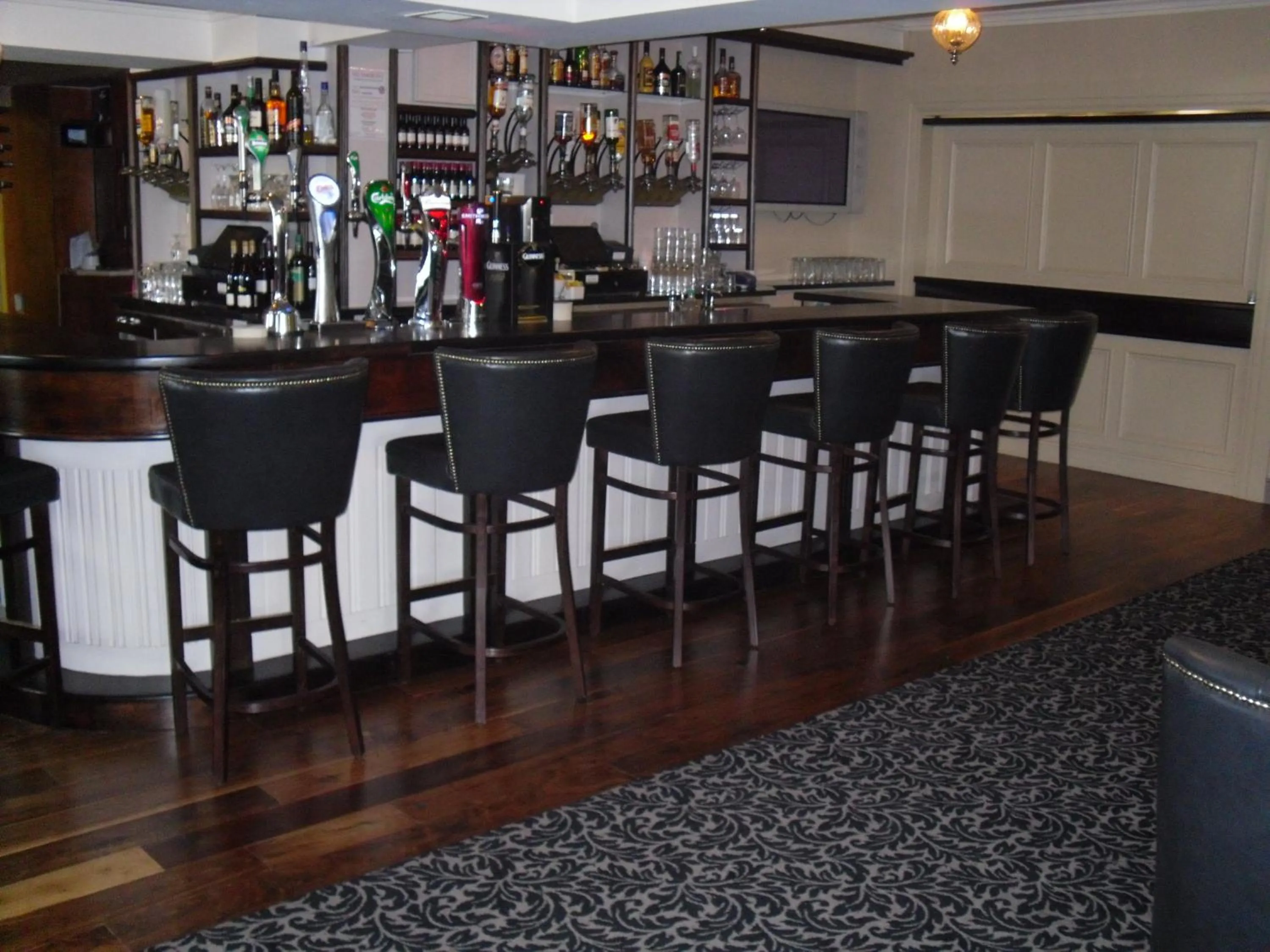 Lounge or bar in The Horse and Hound Hotel