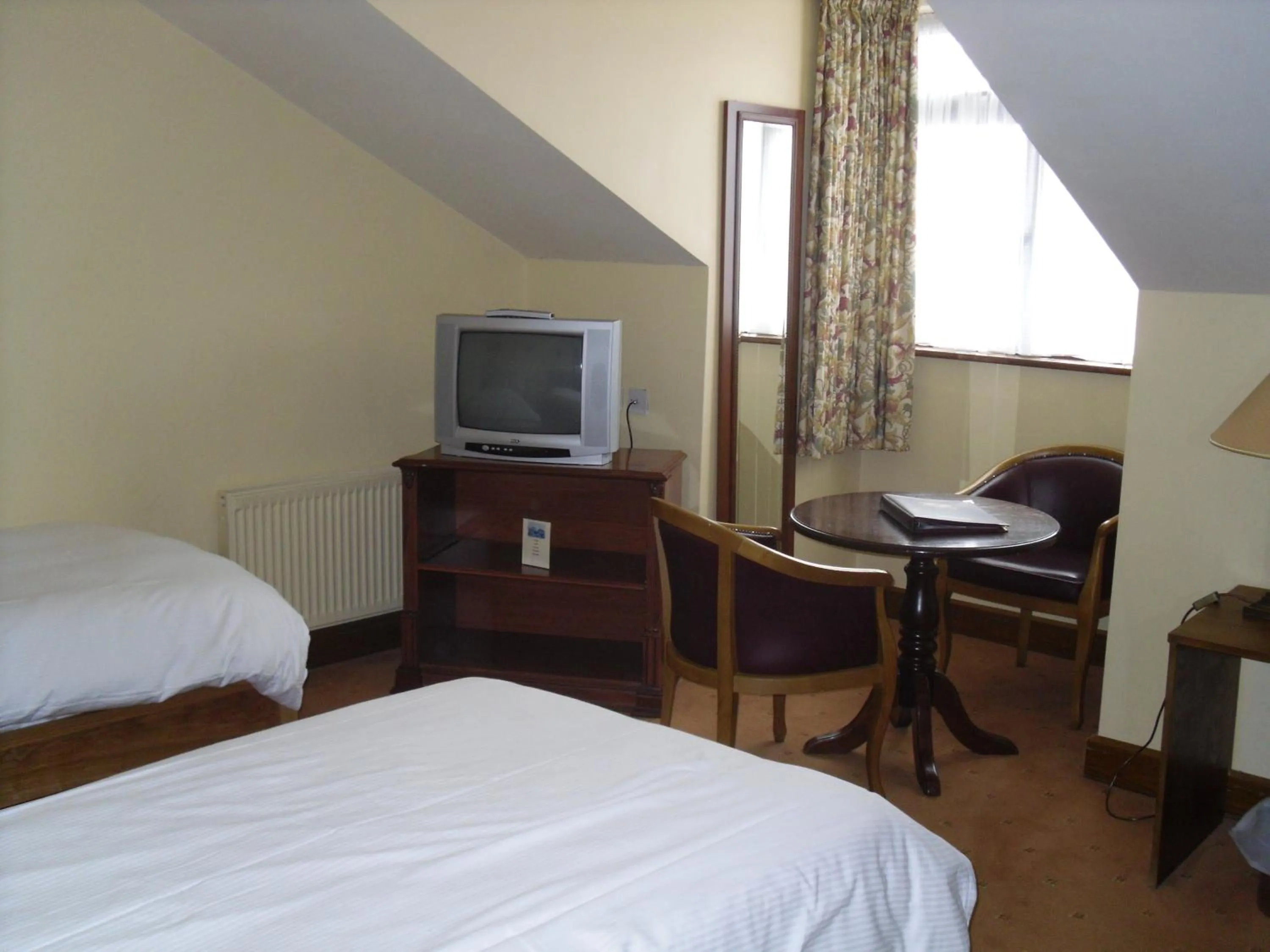 Seating area, Bed in The Horse and Hound Hotel