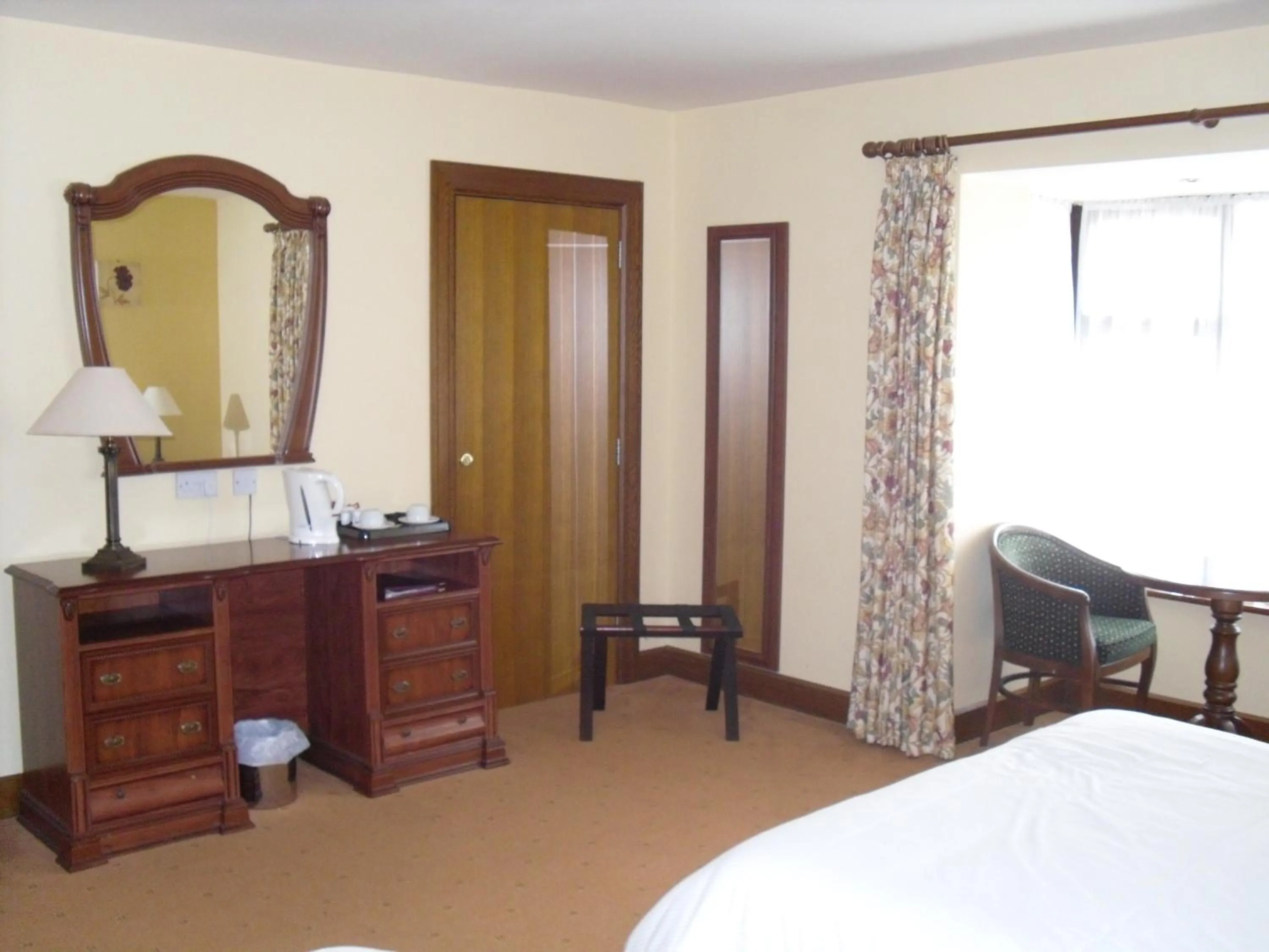 Bedroom, Bed in The Horse and Hound Hotel