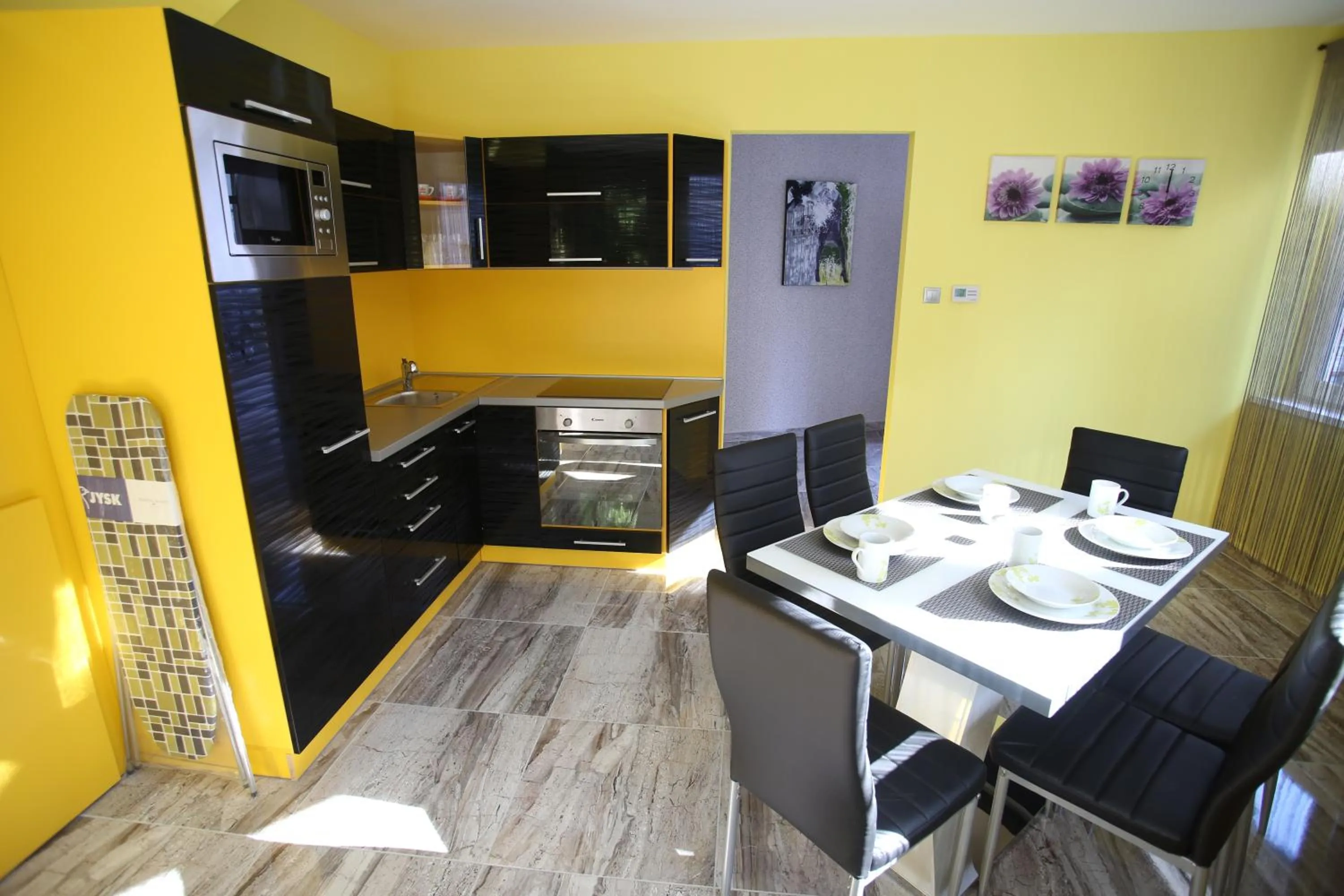 Kitchen or kitchenette in Centrum Lux Apartman