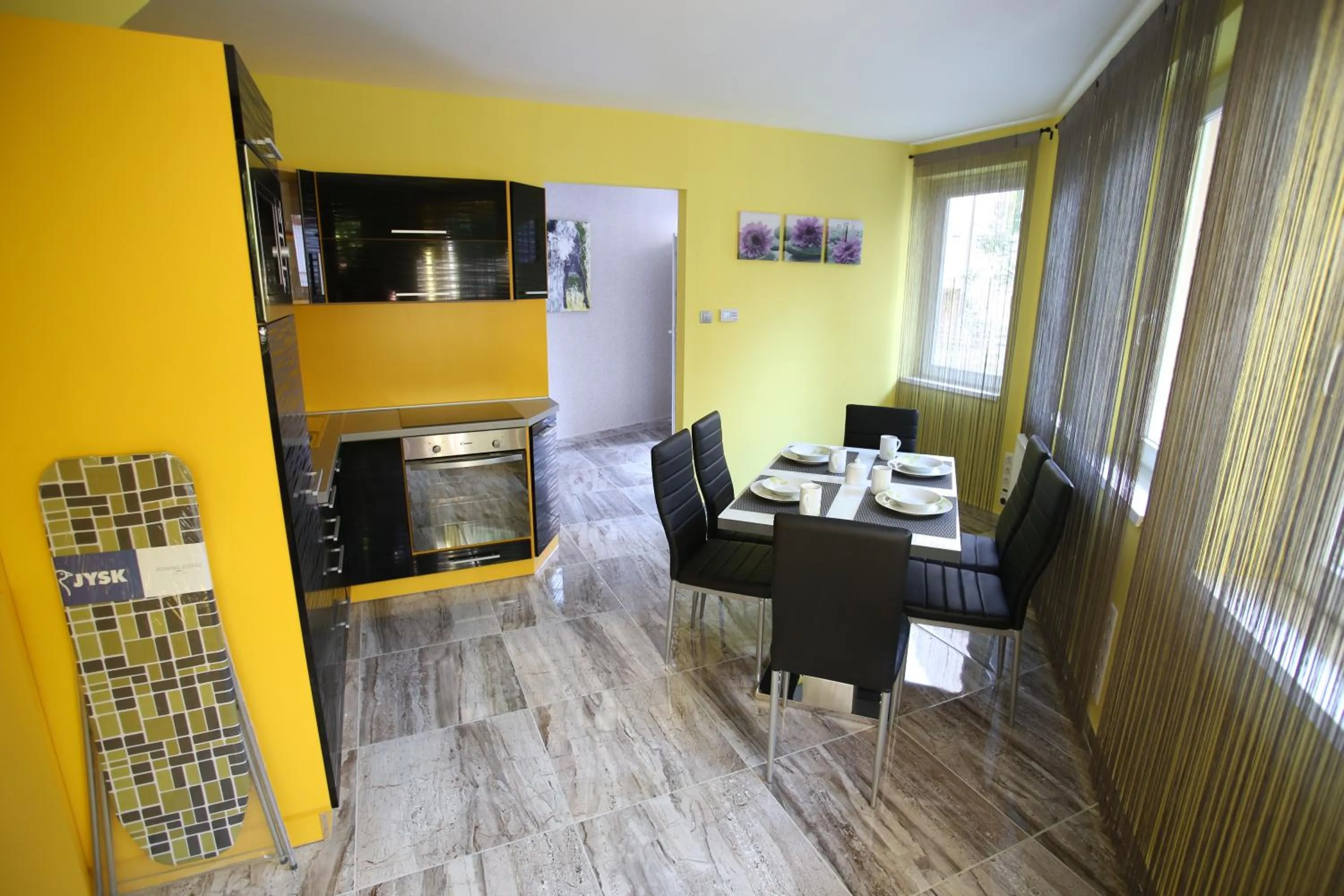 Kitchen or kitchenette in Centrum Lux Apartman