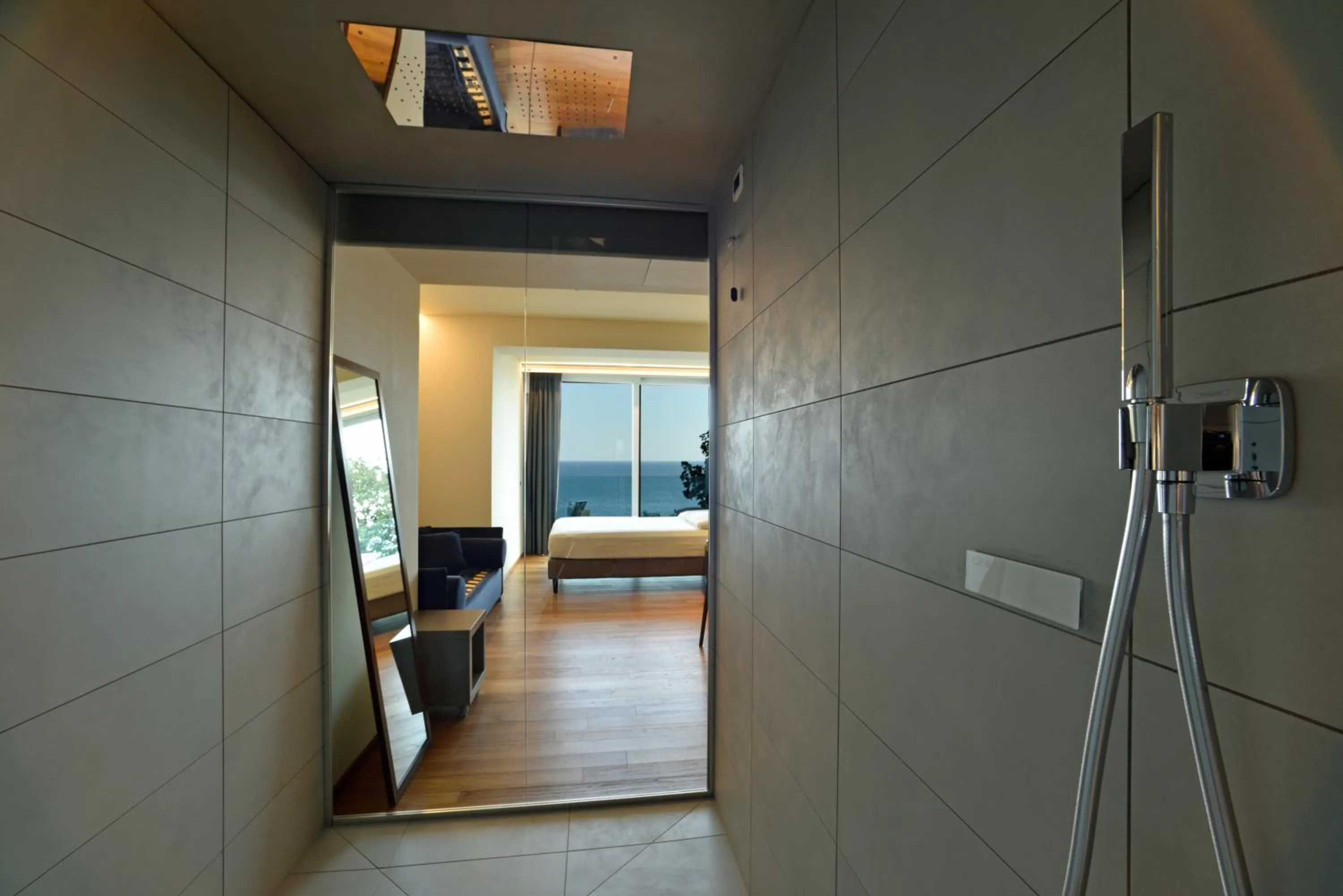 Bathroom, Bed in Hotel Le Roi