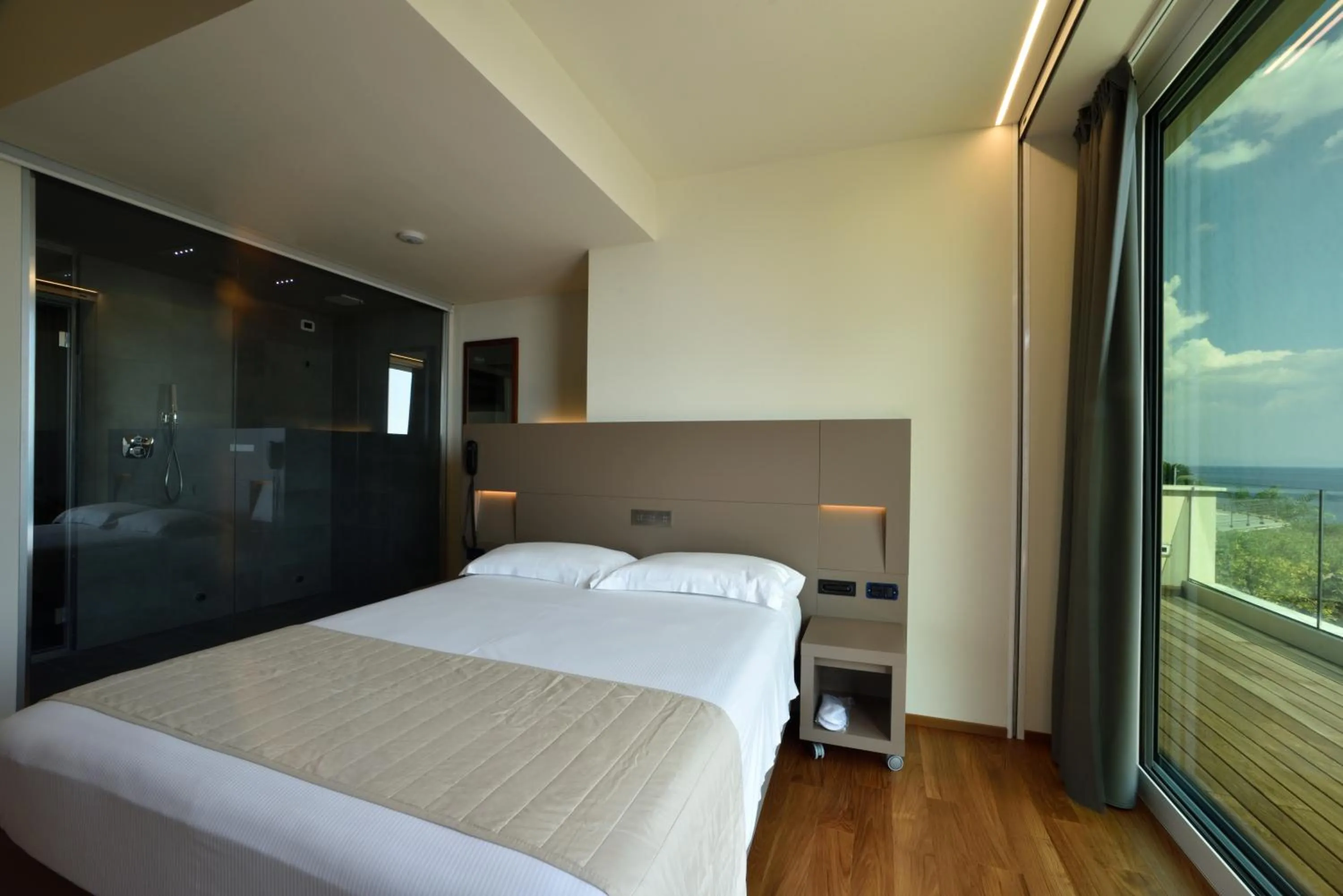 Photo of the whole room, Bed in Hotel Le Roi