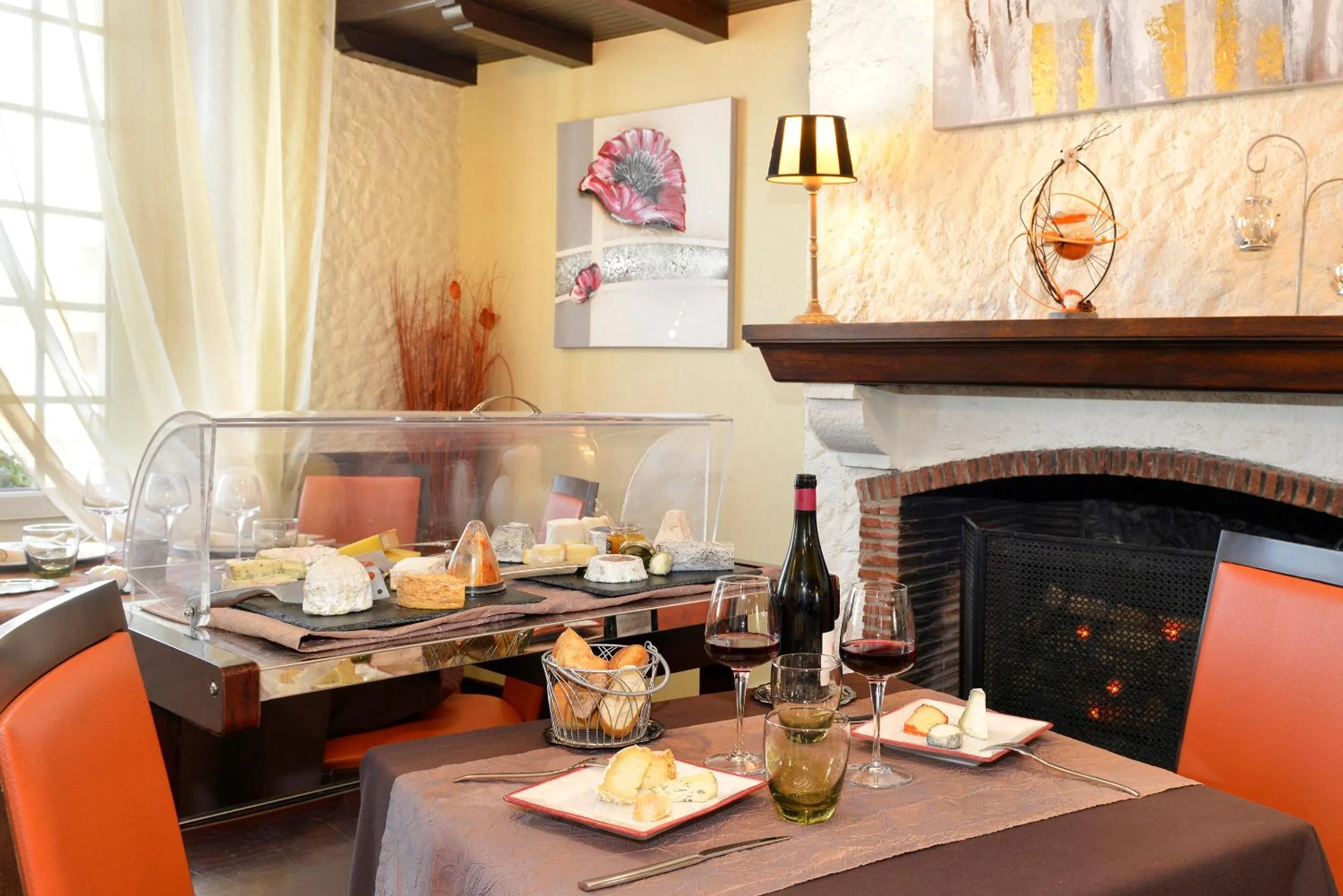 Food and drinks in Logis Hôtels Restaurant Le Dauphin