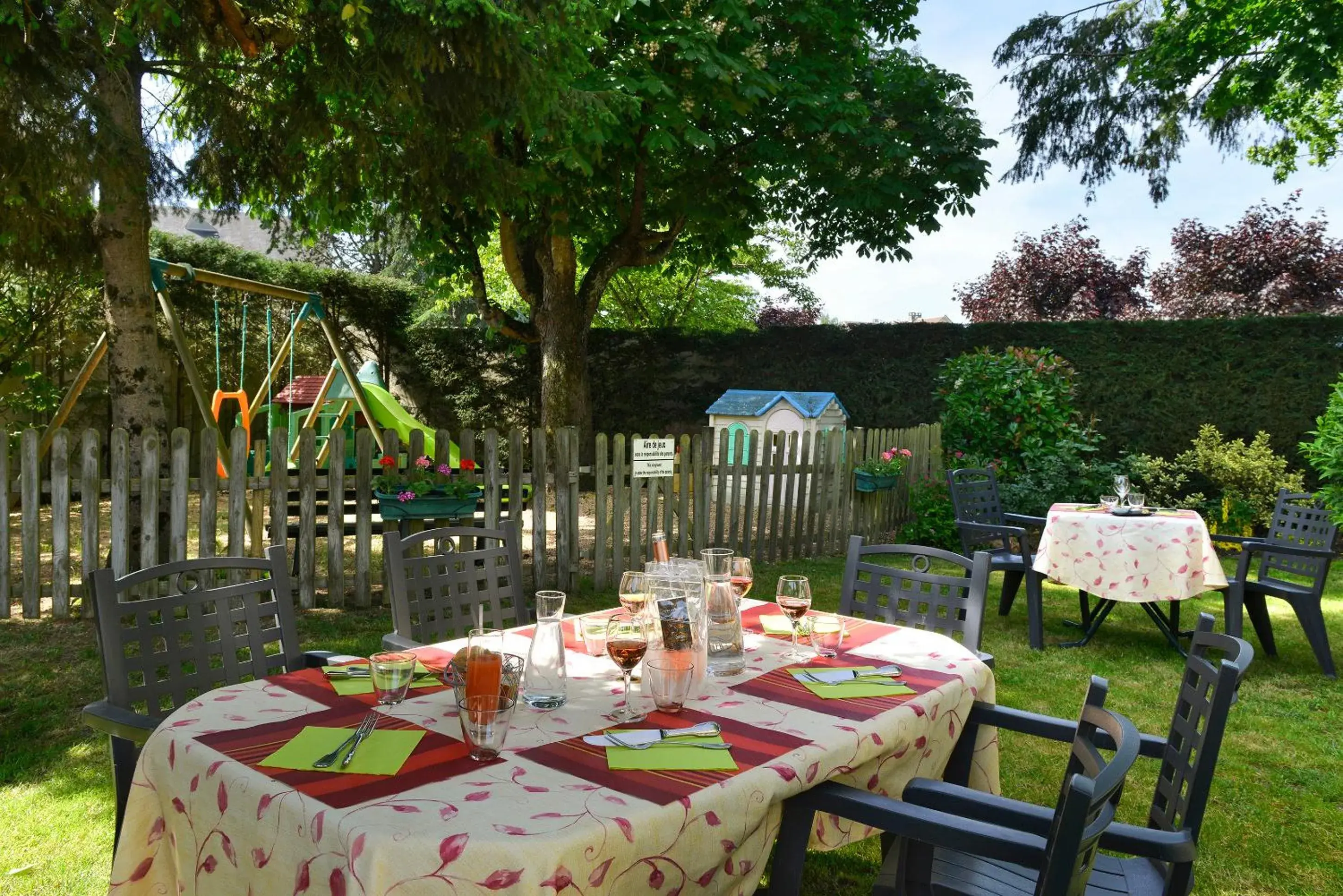 Garden in Logis Hôtels Restaurant Le Dauphin Garden in Logis Hôtels Restaurant Le Dauphin