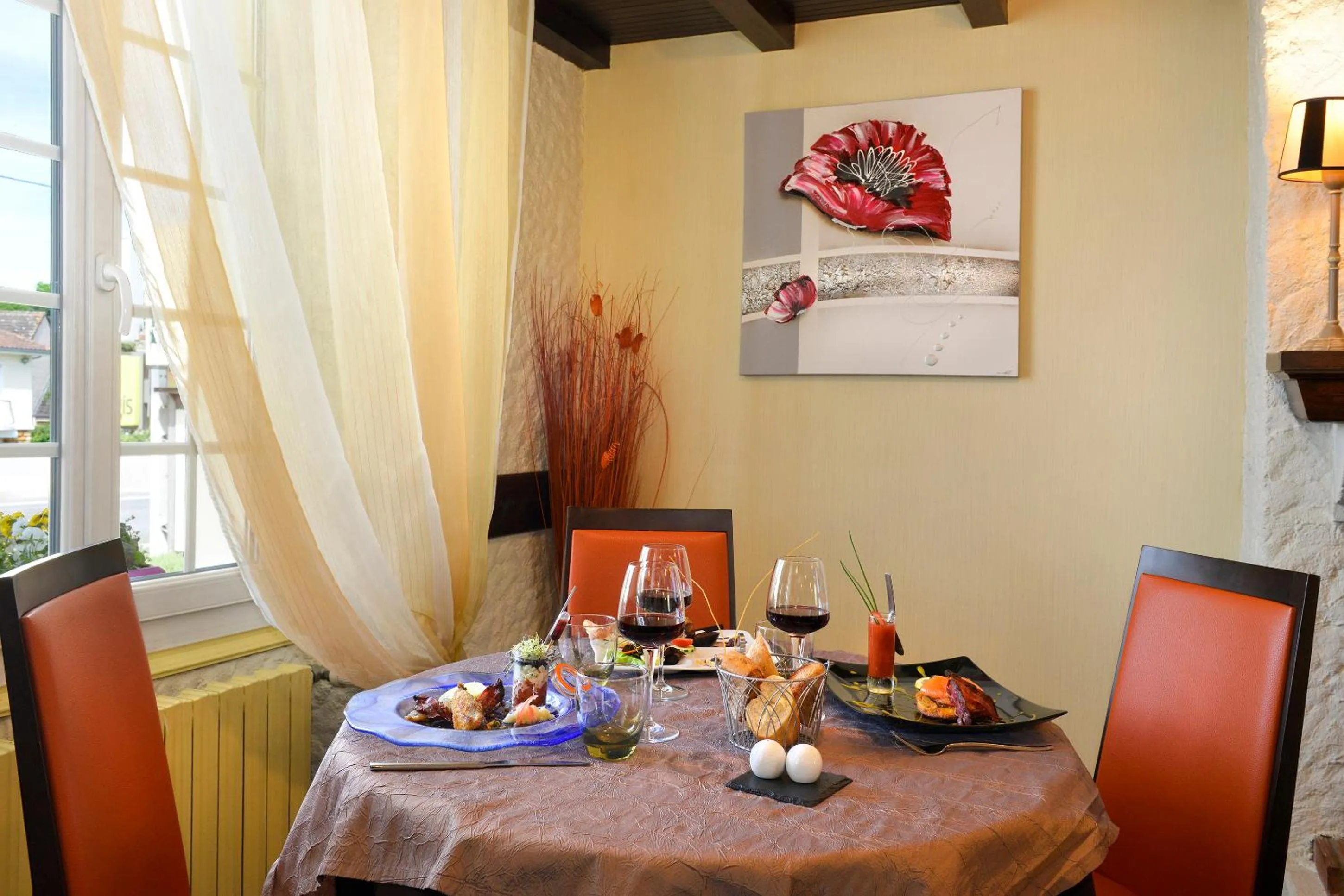 Logis Hôtels Restaurant Le Dauphin