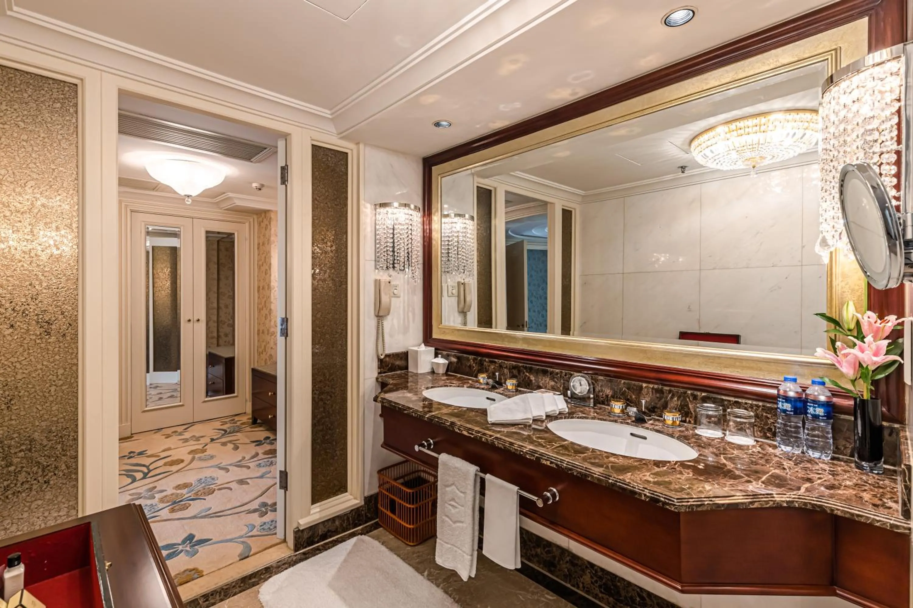 Bathroom in Shangri-La Wuhan