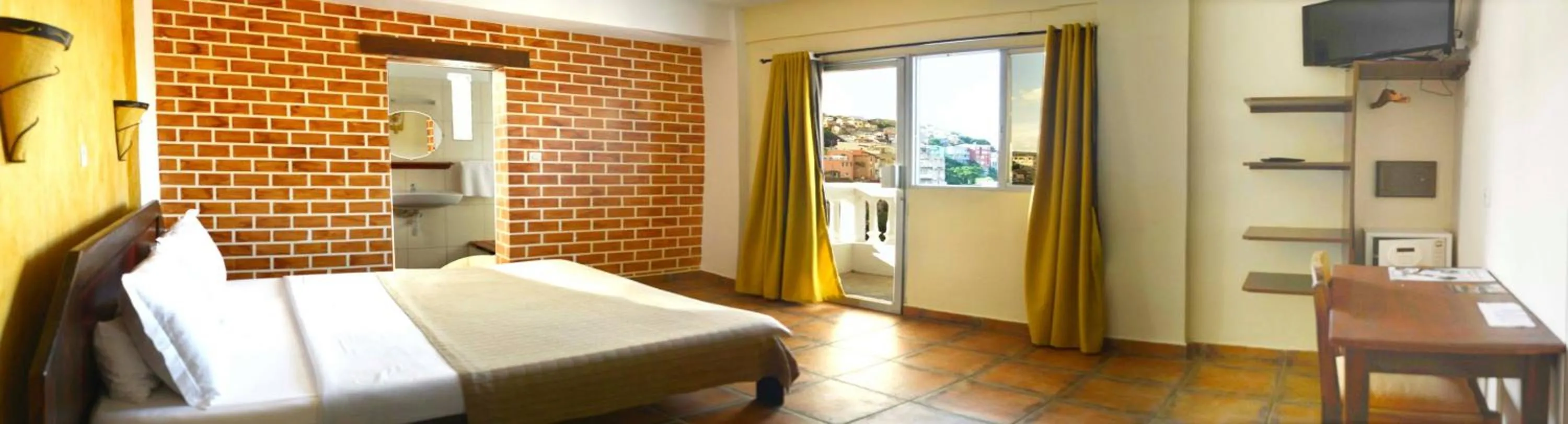 Photo of the whole room, Bed in A l'hotel