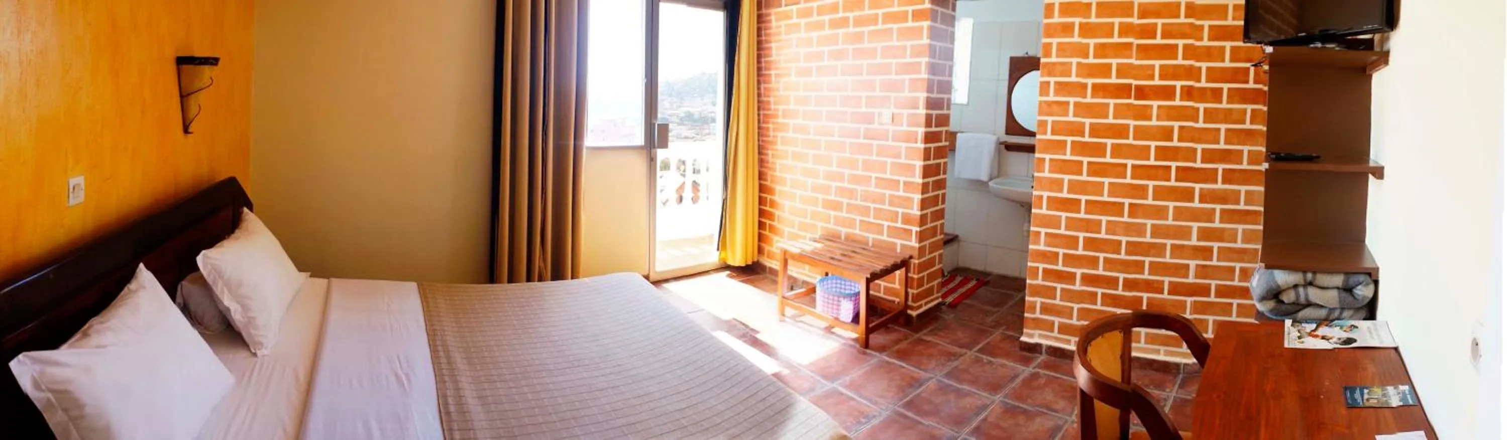 Photo of the whole room, Bed in A l'hotel