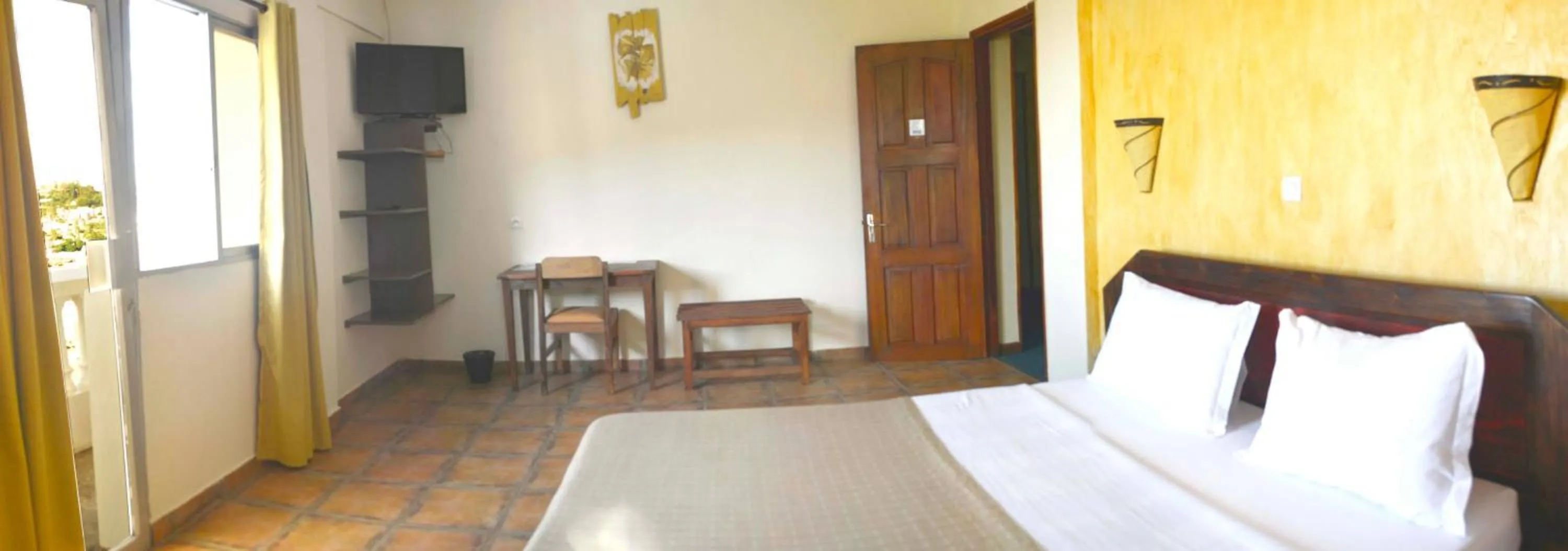 Photo of the whole room, Bed in A l'hotel