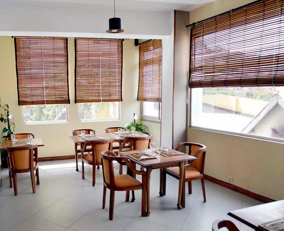 Restaurant/places to eat in A l'hotel