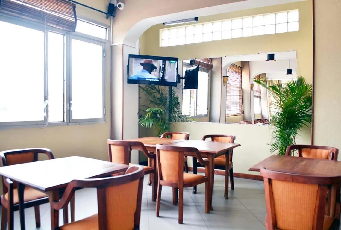 Restaurant/places to eat in A l'hotel