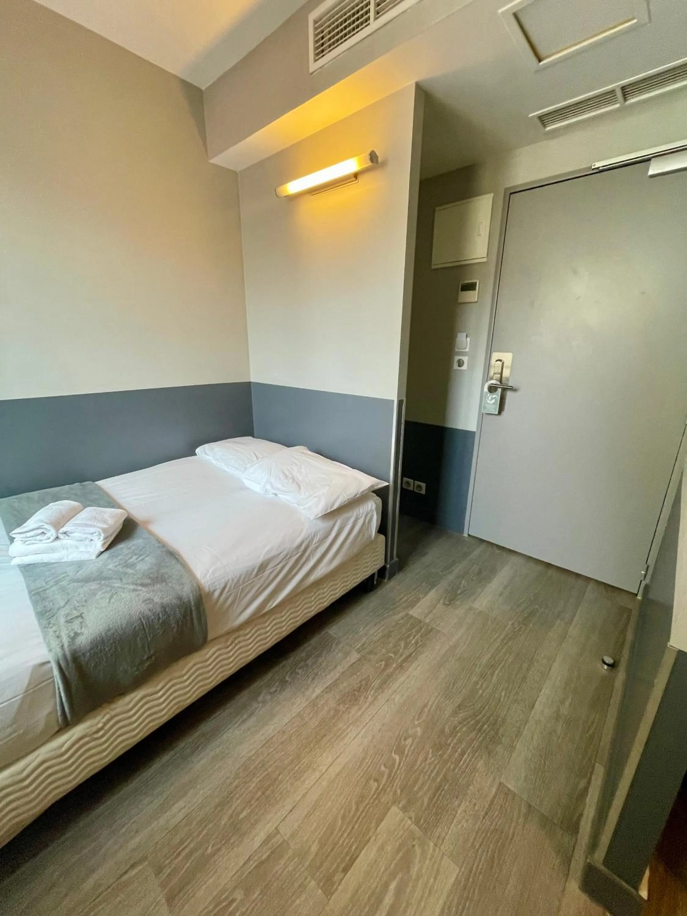 Photo of the whole room, Bed in Hôtel De Paris