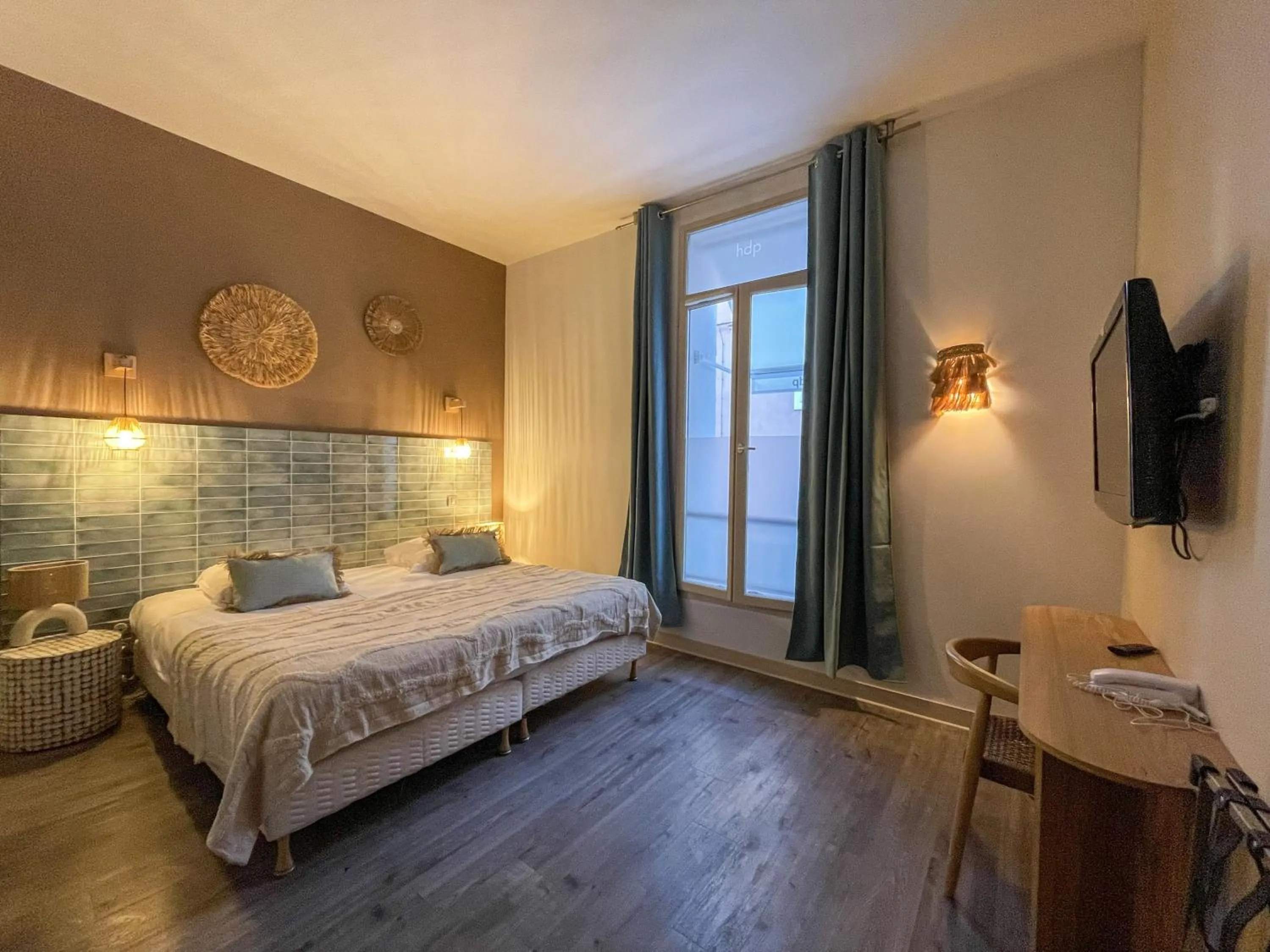 Photo of the whole room, Bed in Hôtel De Paris