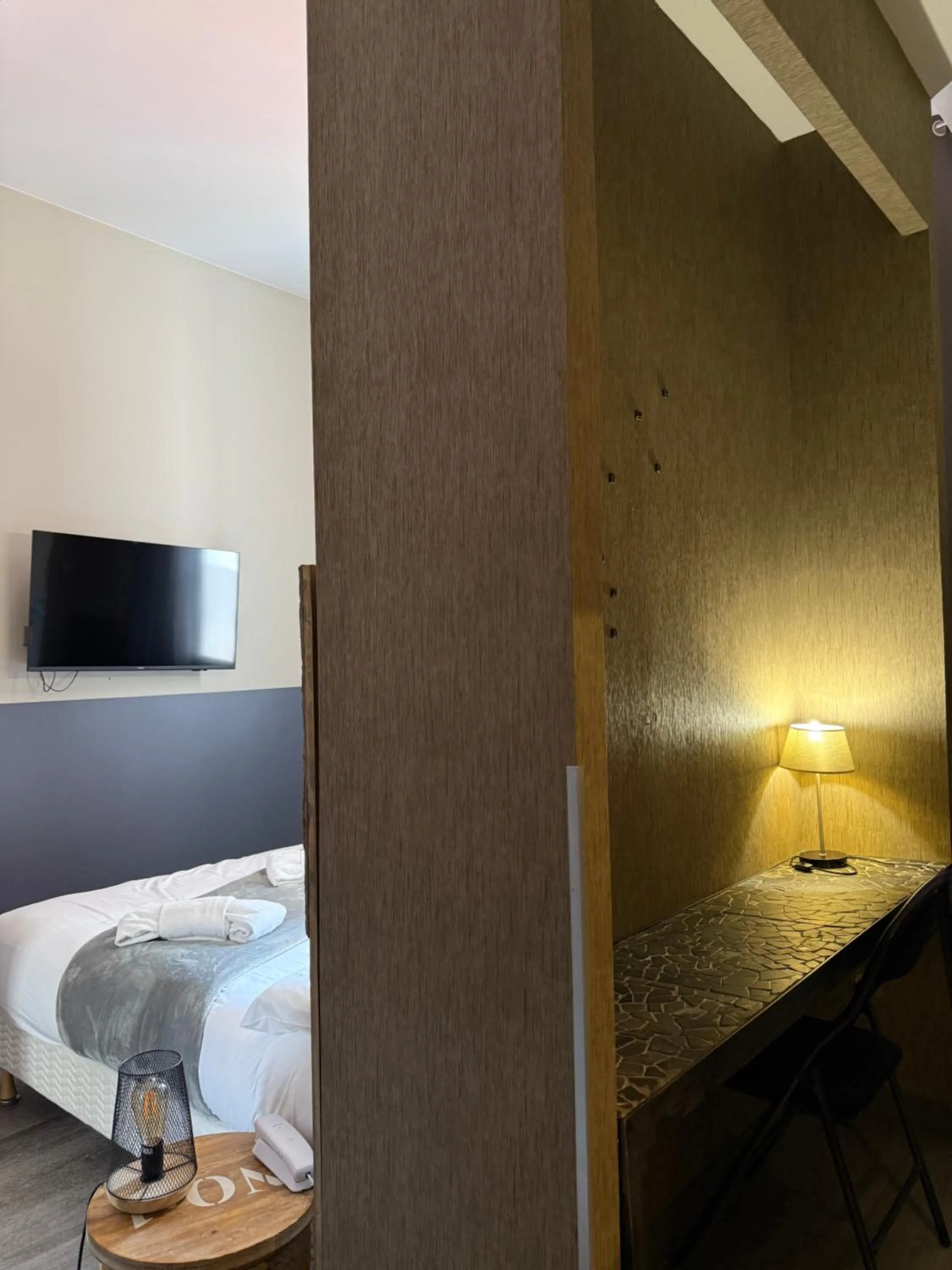 Seating area, Bed in Hôtel De Paris