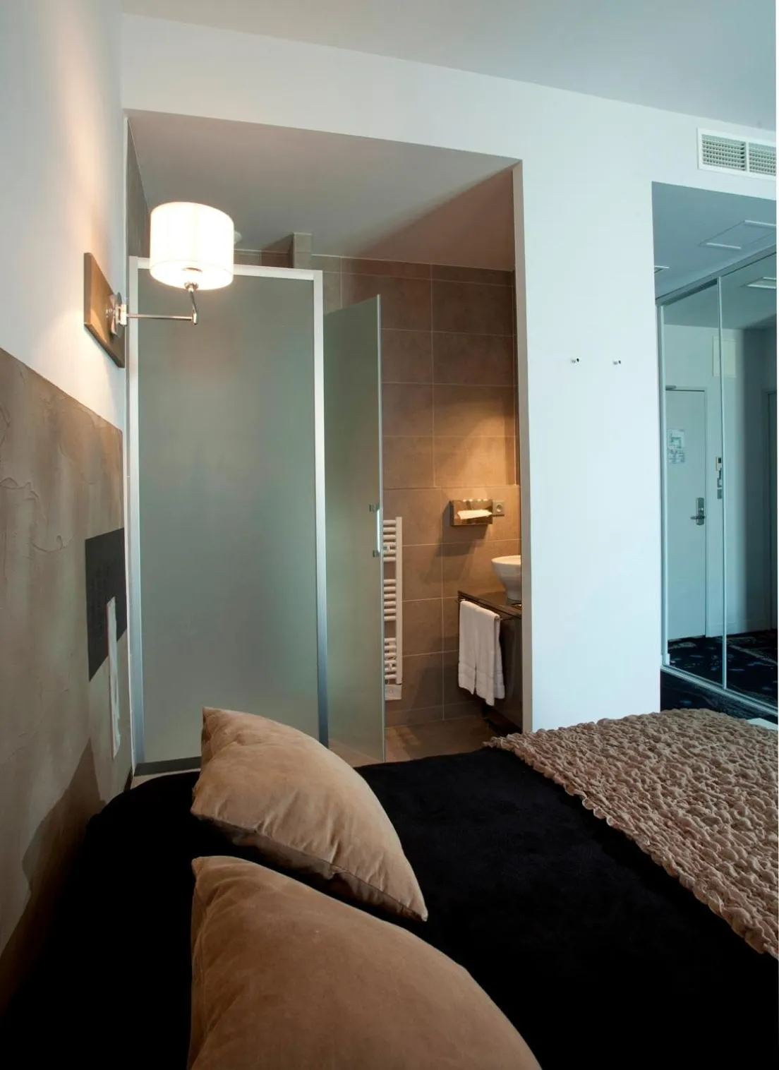 Photo of the whole room, Bed in Hôtel De Paris