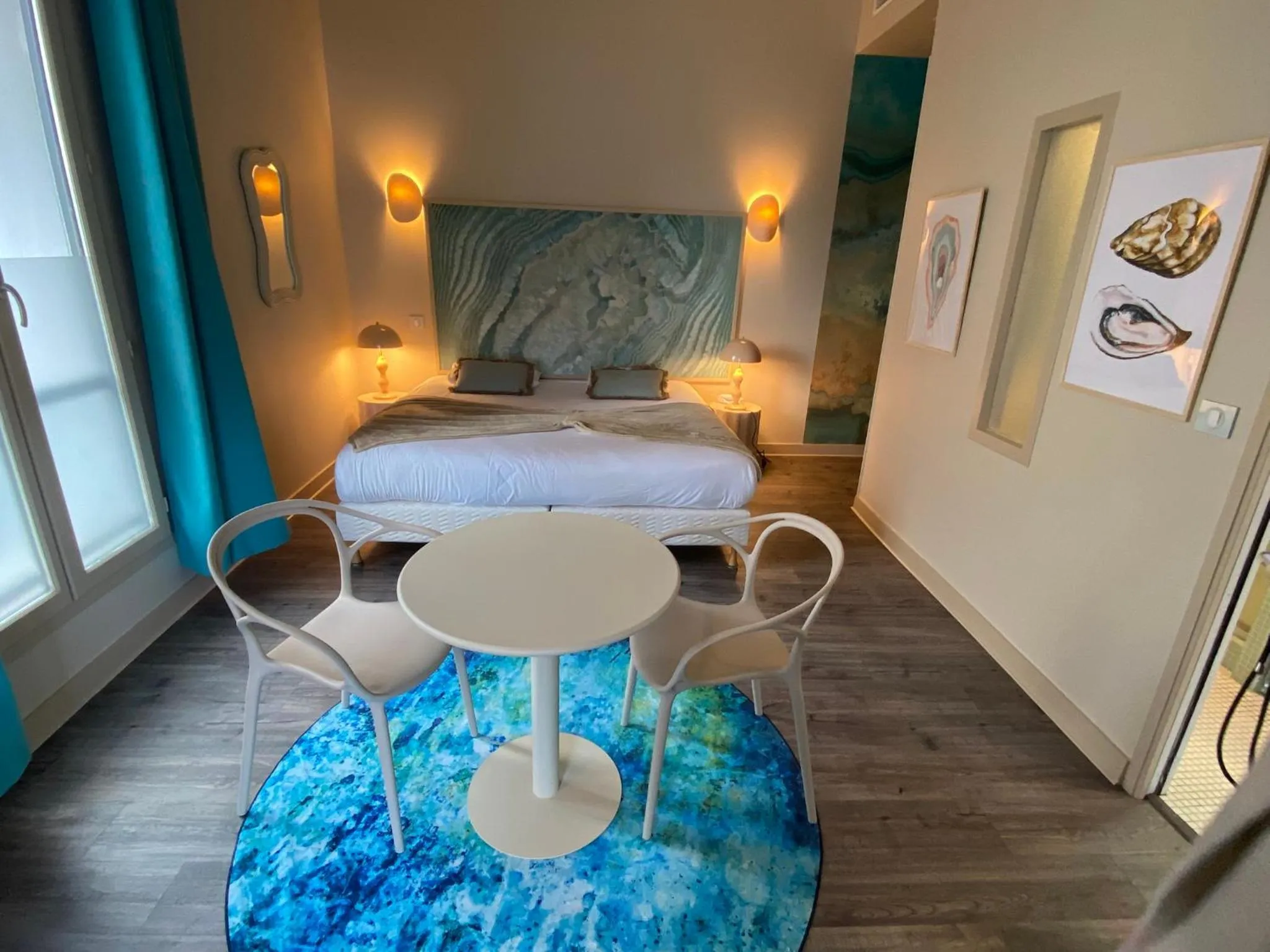 Bed in Hôtel De Paris