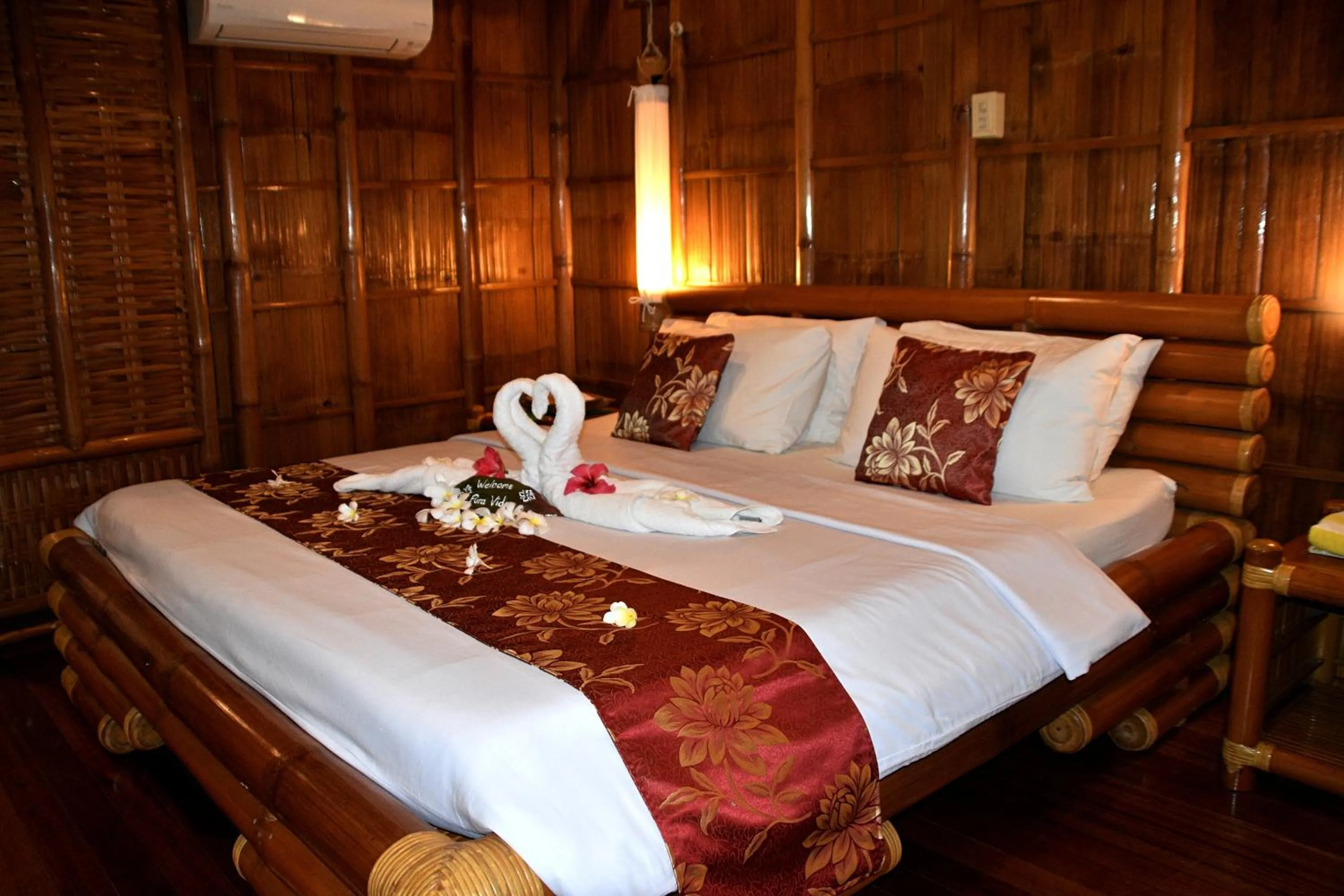 Bed in Pura Vida Beach & Dive Resort