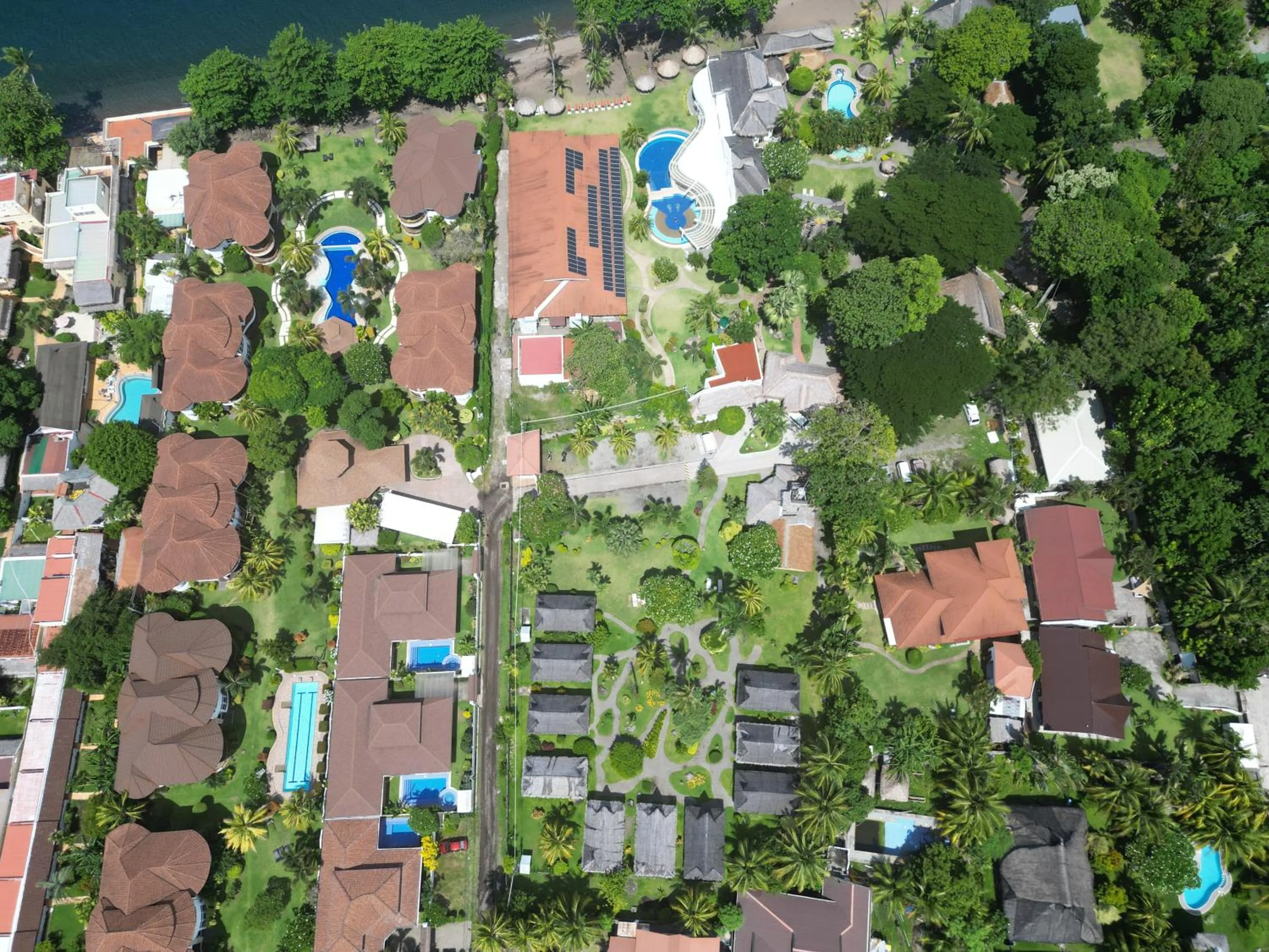 Property building in Pura Vida Beach & Dive Resort