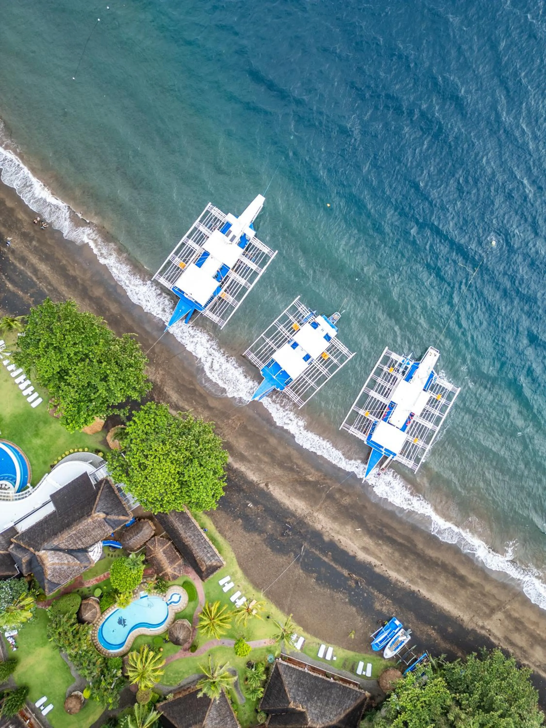 Property building in Pura Vida Beach & Dive Resort