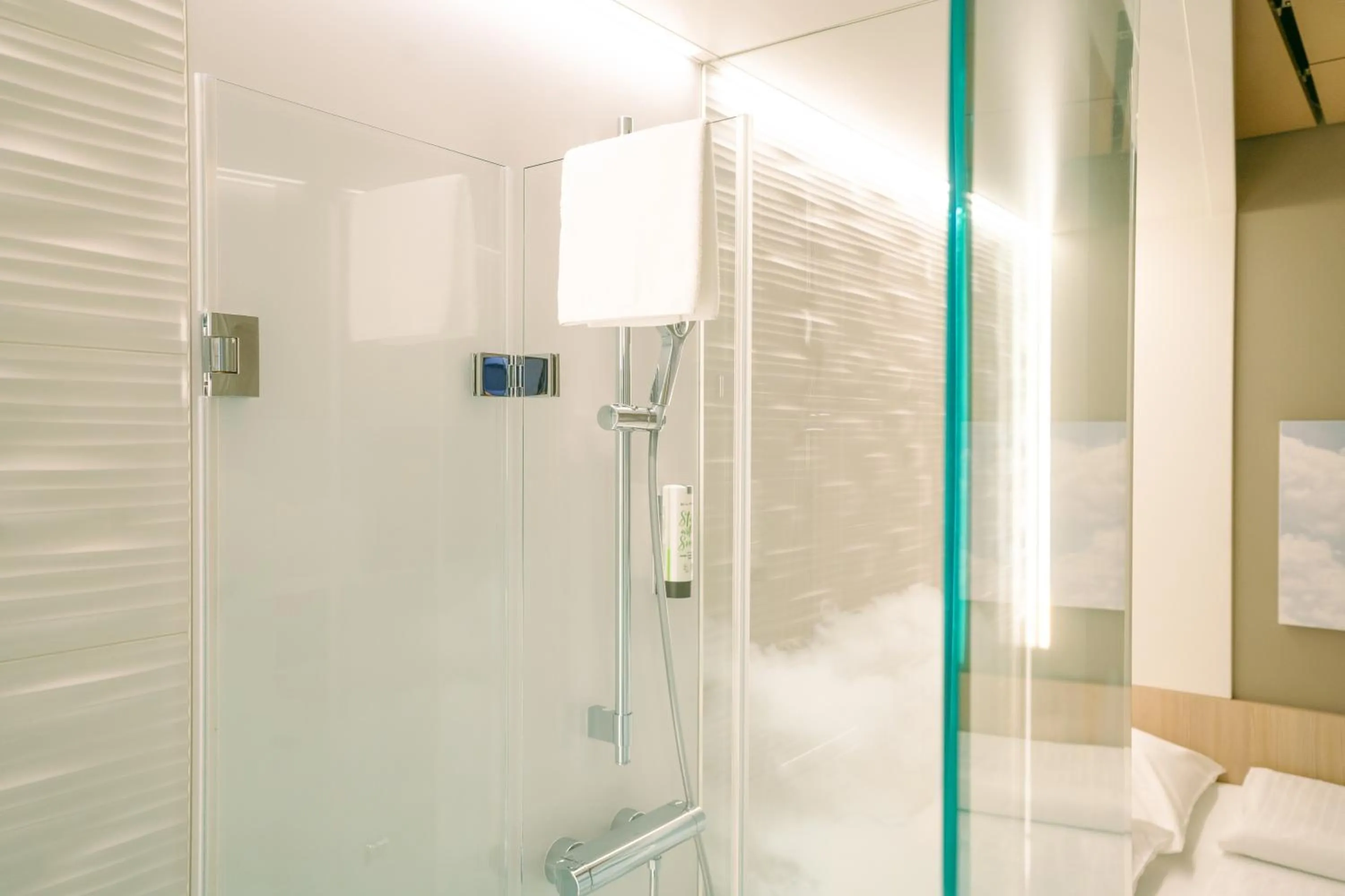 Shower in MY CLOUD Transit Hotel - Guests with international flight only!