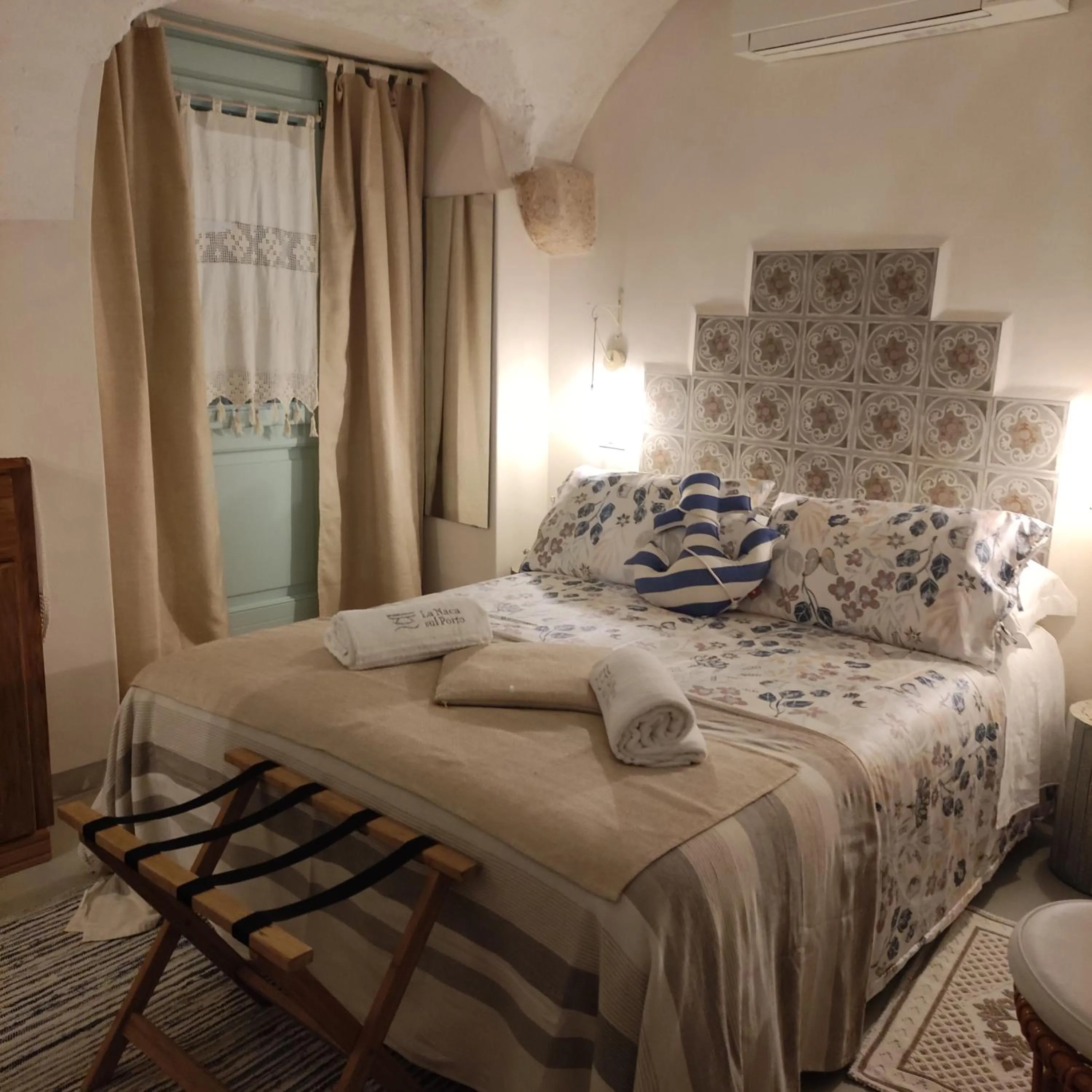 Bedroom, Bed in Trame - La Naca sul Porto