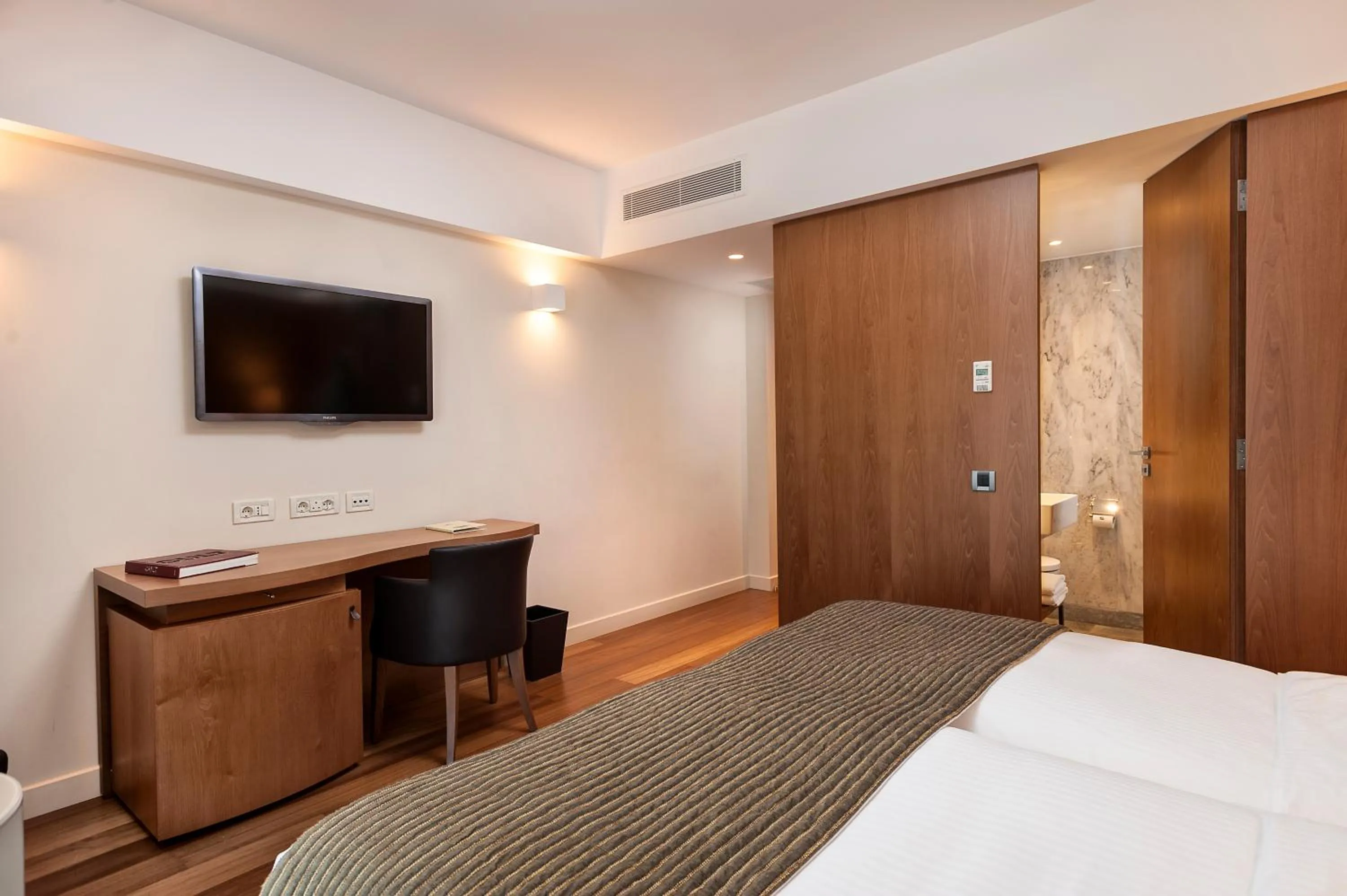 Photo of the whole room, Bed in Samaria Hotel