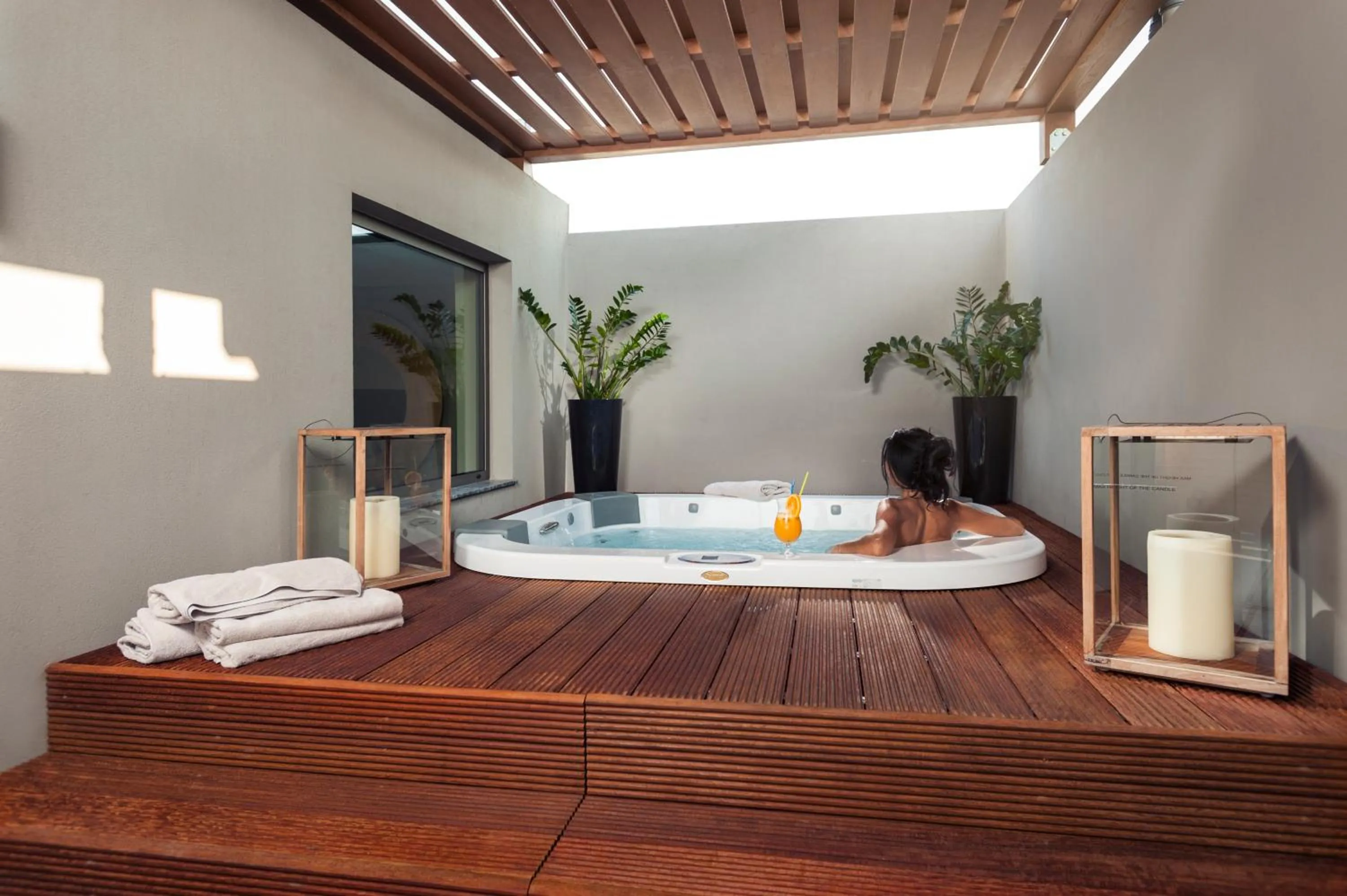 Hot Tub in Samaria Hotel