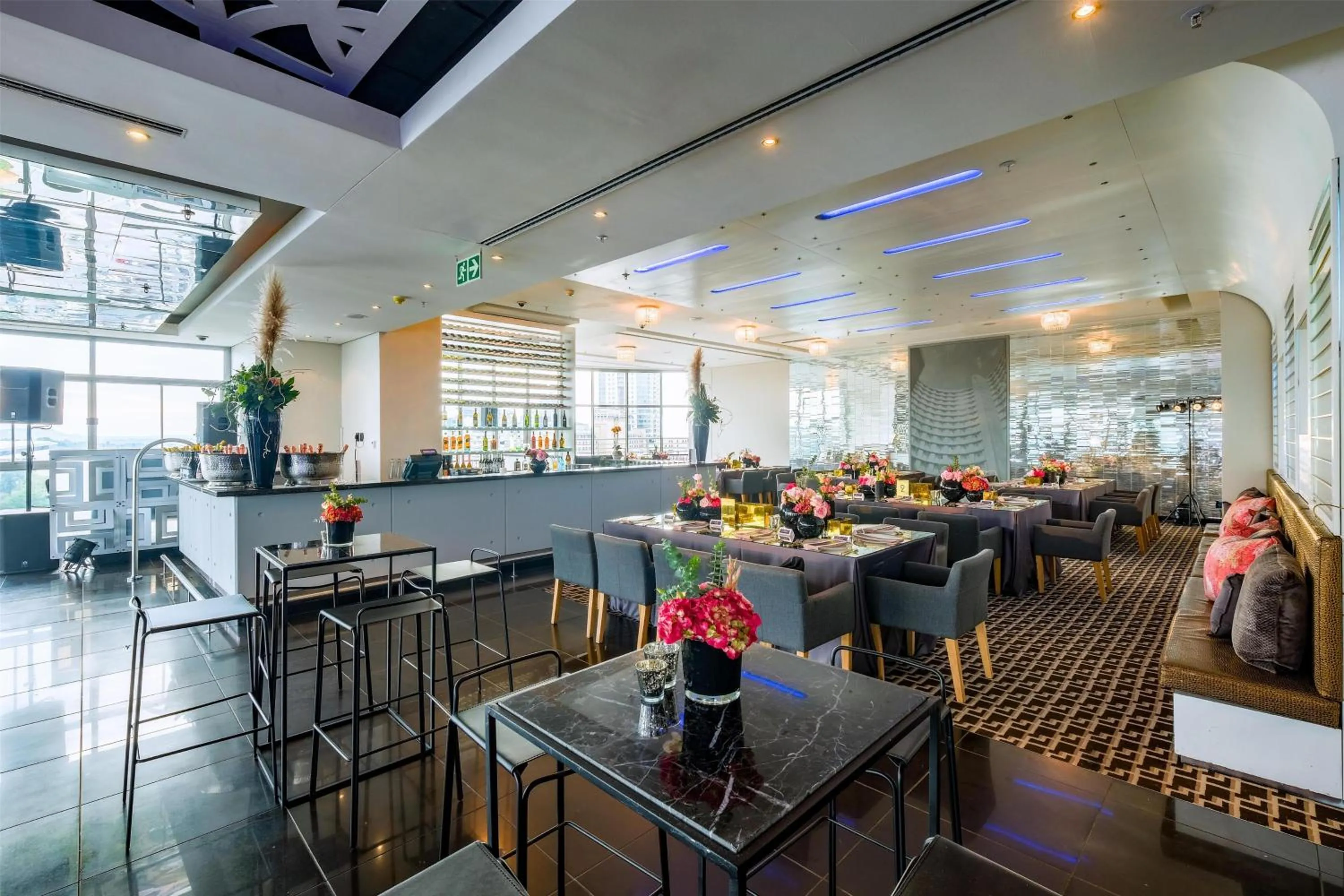 Lounge or bar in Radisson Blu Gautrain Hotel, Sandton Johannesburg