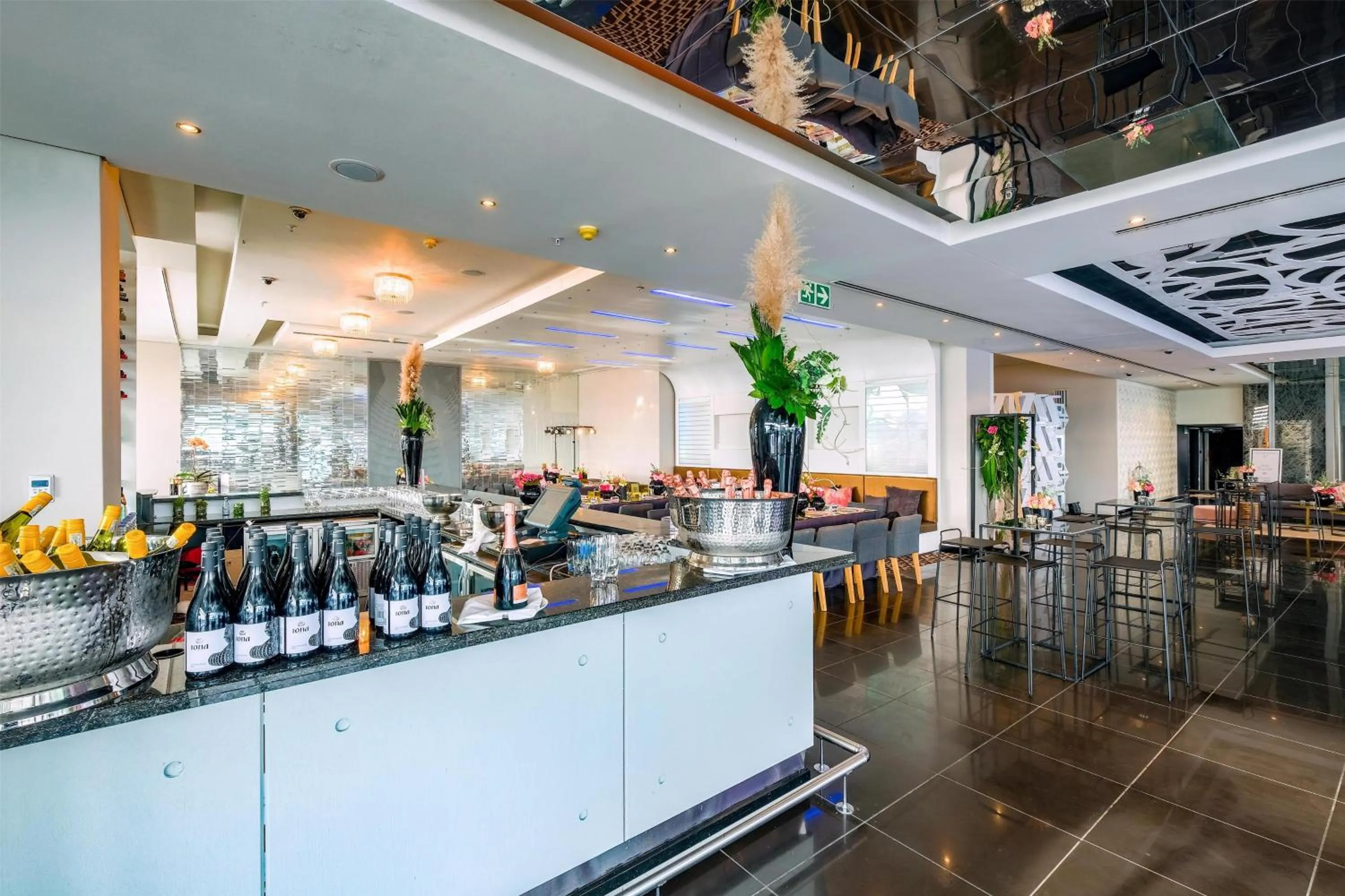 Lounge or bar in Radisson Blu Gautrain Hotel, Sandton Johannesburg