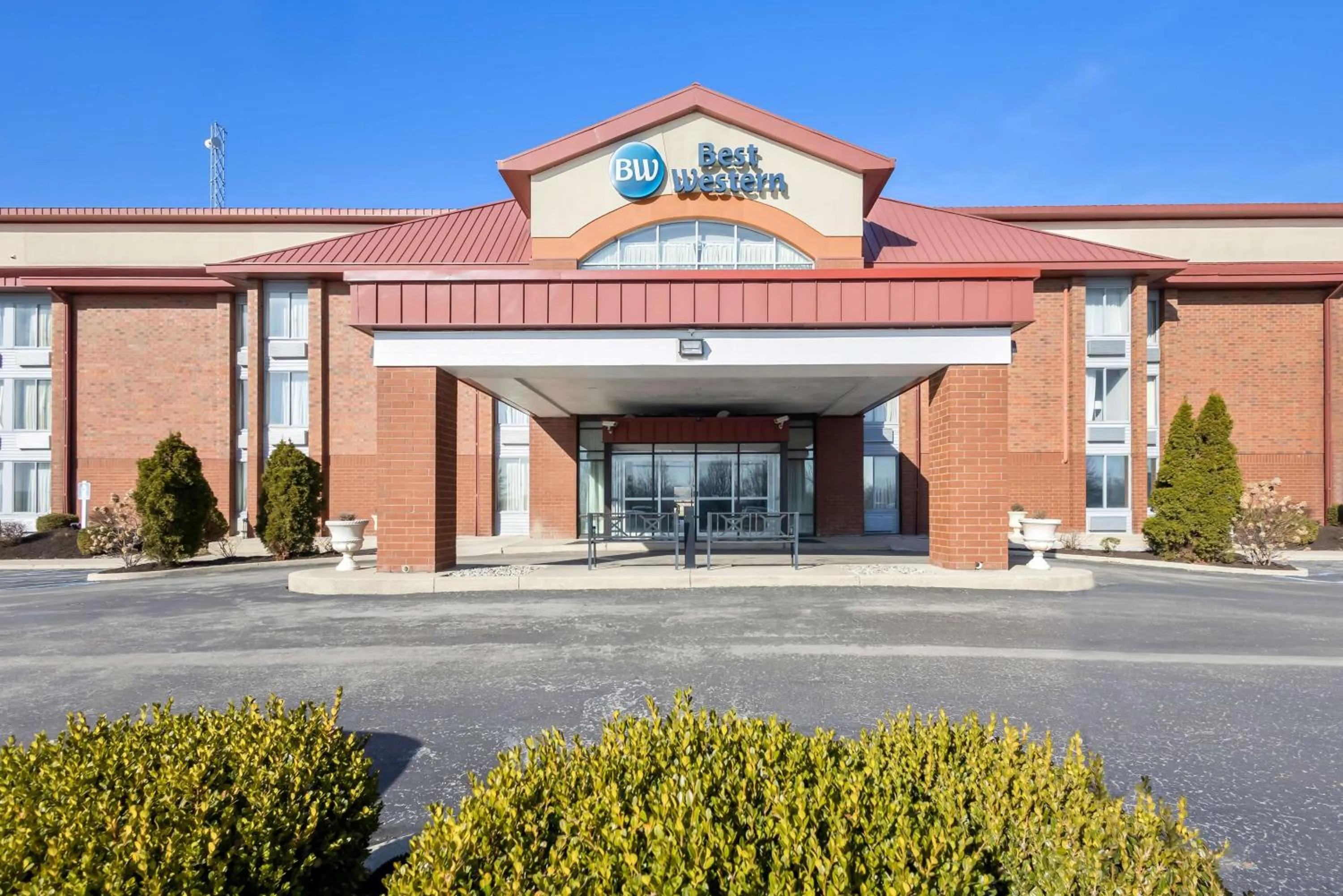 Property building in Best Western Luxbury Inn Fort Wayne