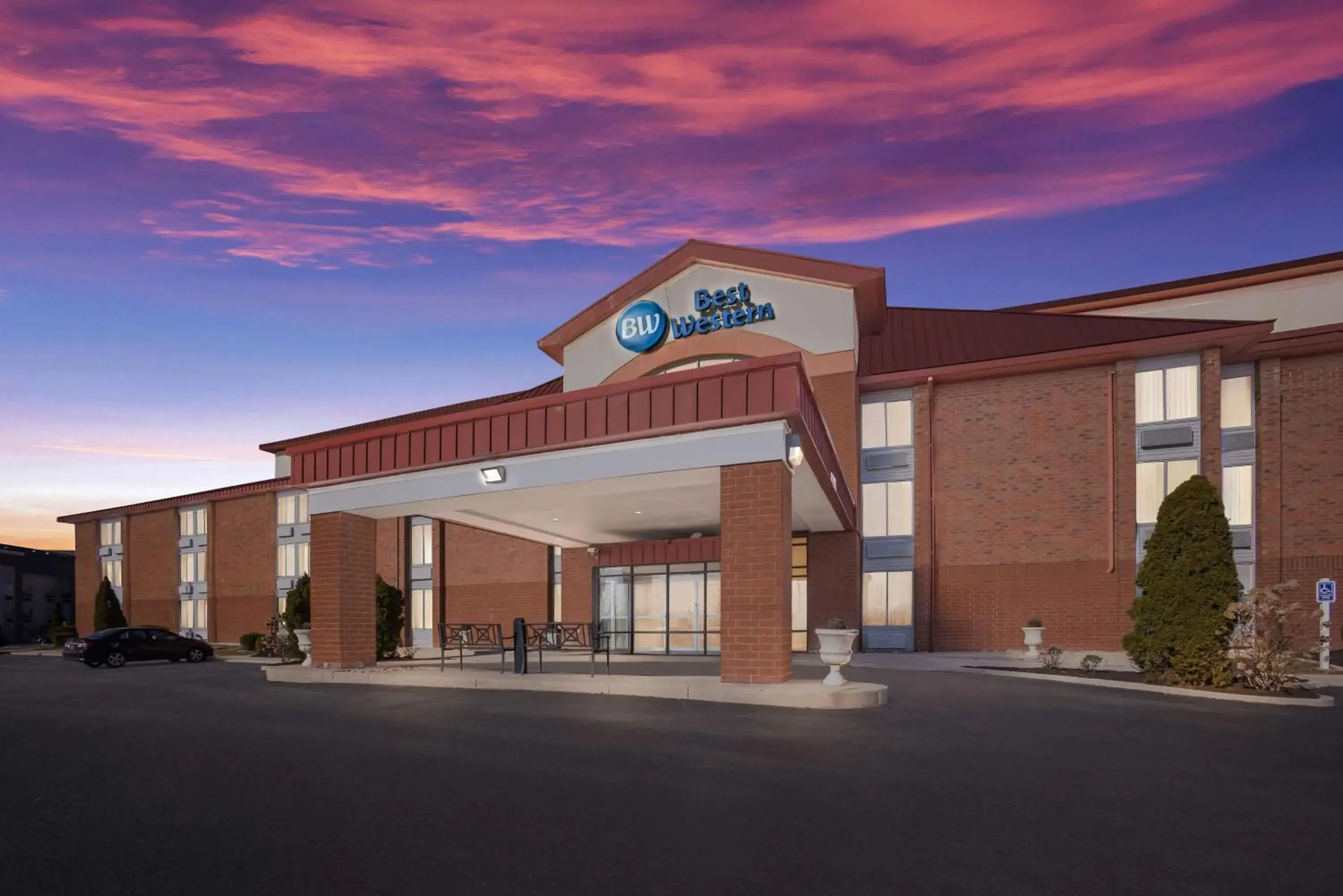 Property building in Best Western Luxbury Inn Fort Wayne Property building in Best Western Luxbury Inn Fort Wayne