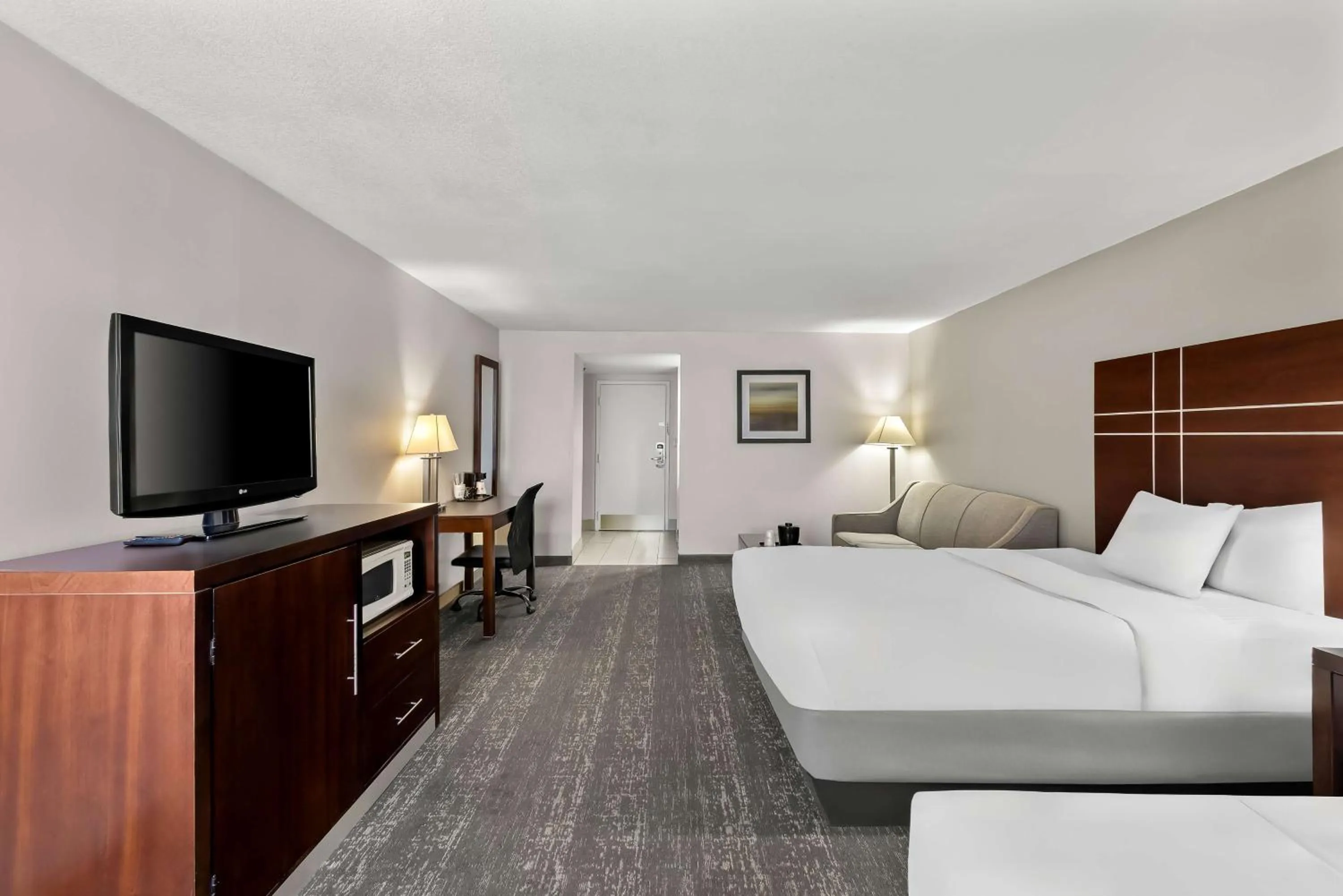 Bedroom, Bed in Best Western Luxbury Inn Fort Wayne