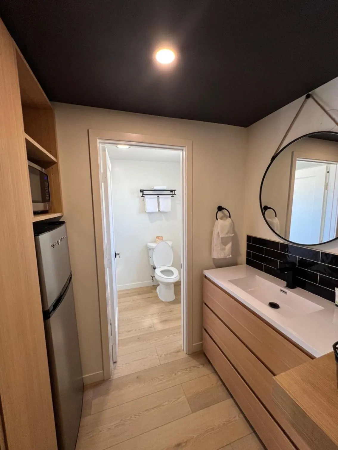 Toilet in Lamp Liter Inn