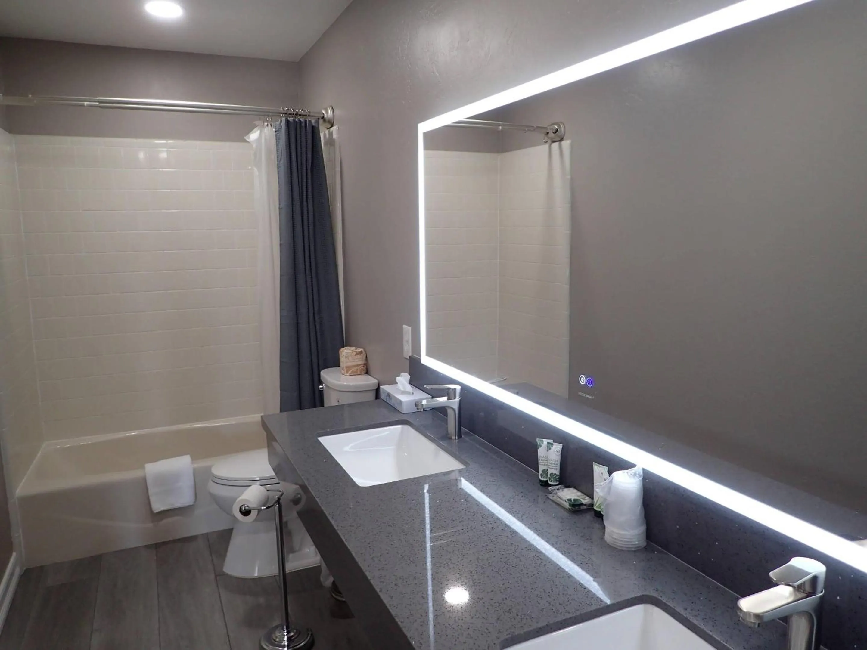 Bedroom in Lamp Liter Inn Visalia, an Ascend Collection Hotel