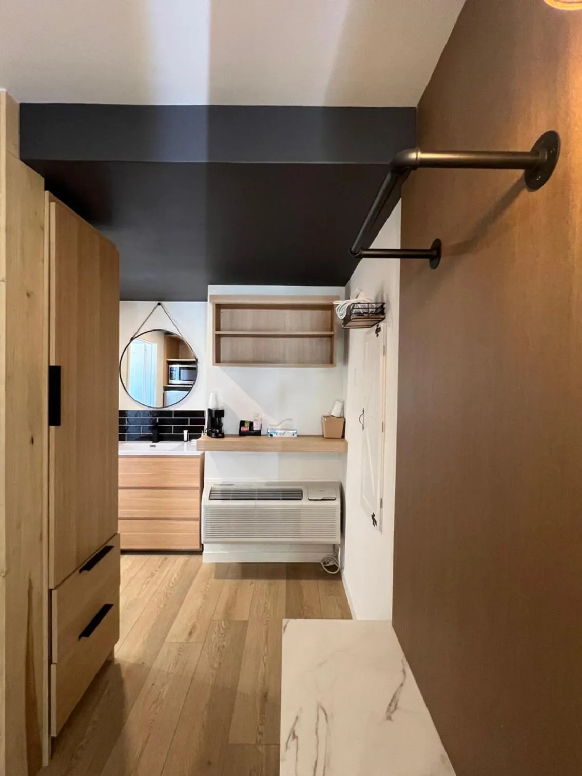 wardrobe, Bed in Lamp Liter Inn